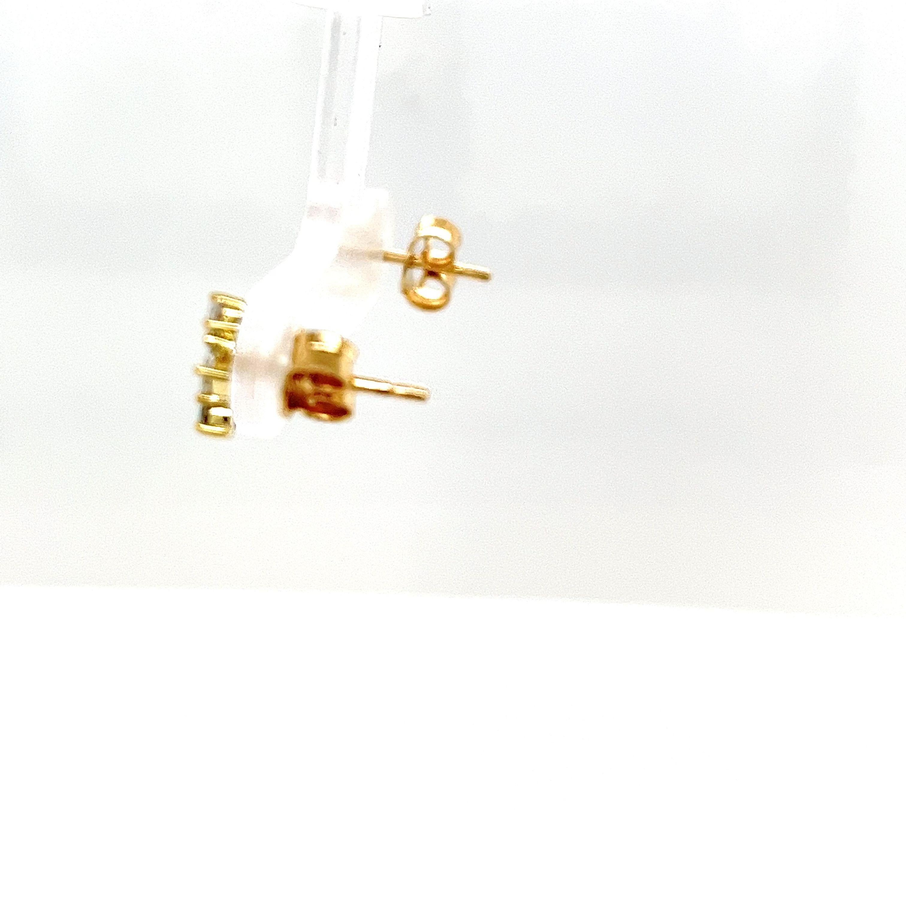 Ajoutez une touche d'élégance intemporelle à votre collection avec ces superbes boucles d'oreilles en or jaune 14ct, 
chacune ornée d'une combinaison éblouissante de diamants marquises, ronds et carrés. 
Ces boucles d'oreilles sont un mélange