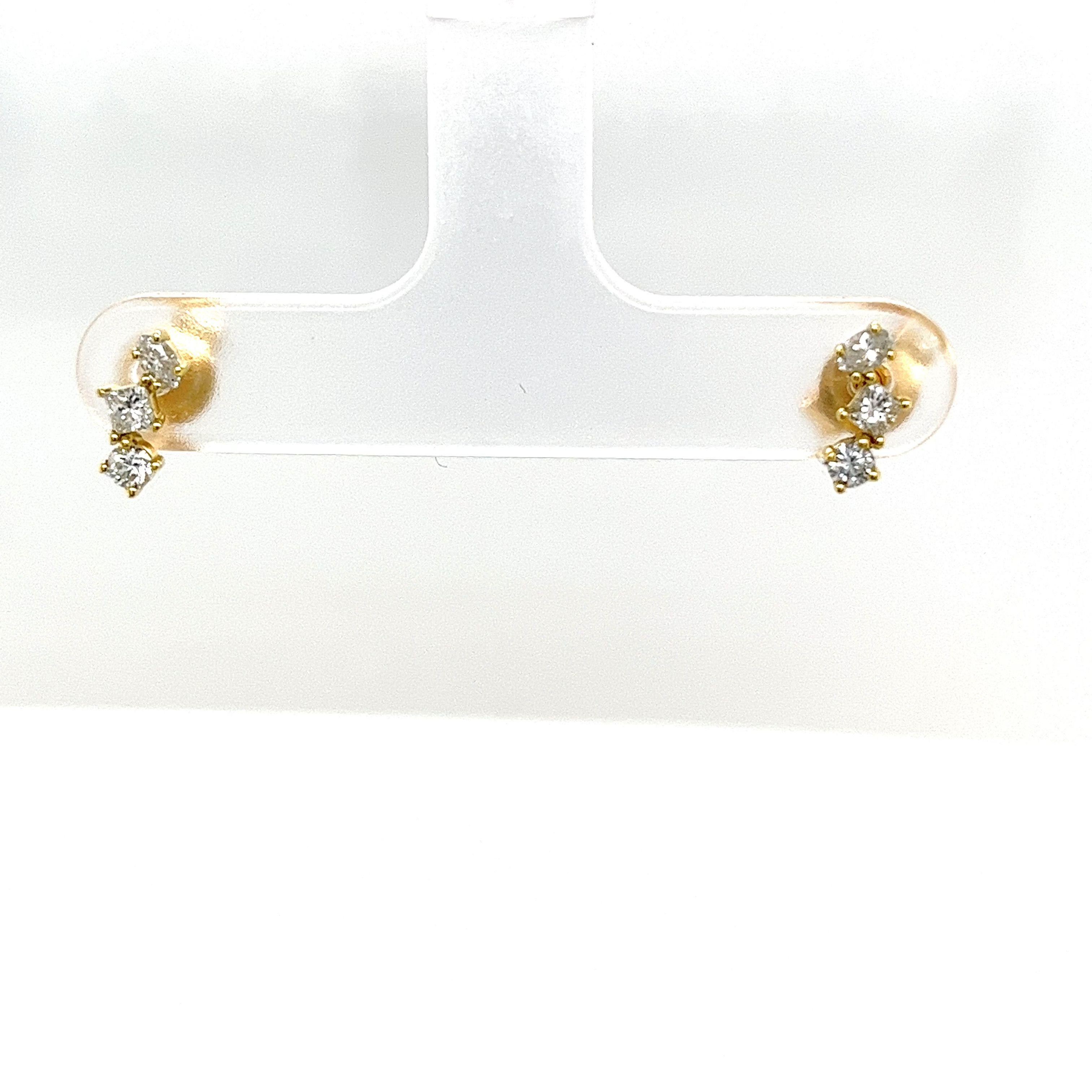 Taille ronde Clous d'oreilles en or jaune 14 carats sertis de diamants naturels de 0,26 carat en vente
