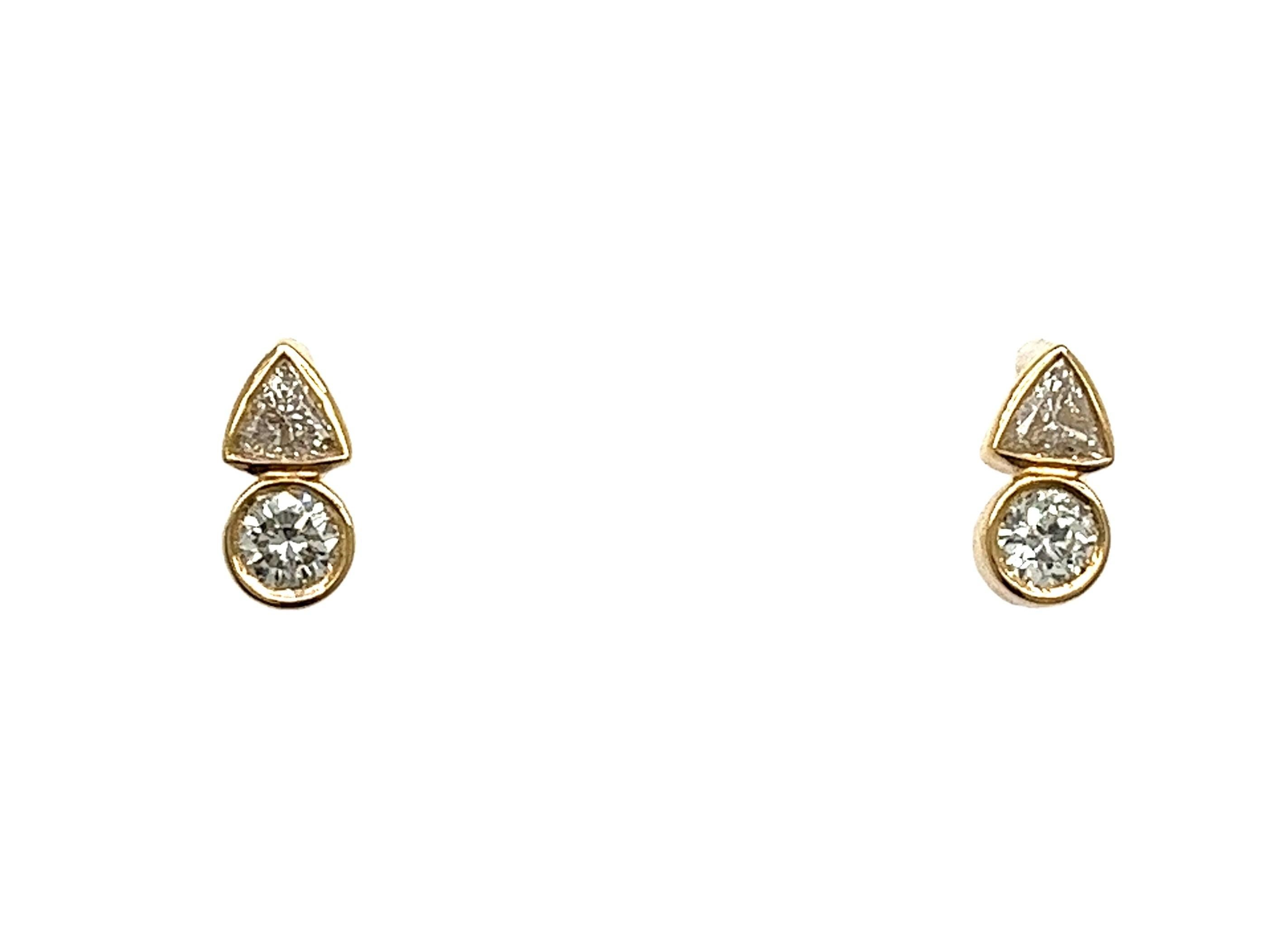 Ces superbes boucles d'oreilles en or jaune 14ct sont ornées d'une combinaison unique de diamants naturels de 0,40ct, mêlant l'éclat de deux diamants ronds à la géométrie saisissante de deux diamants en forme de triangle. Le mélange des formes crée