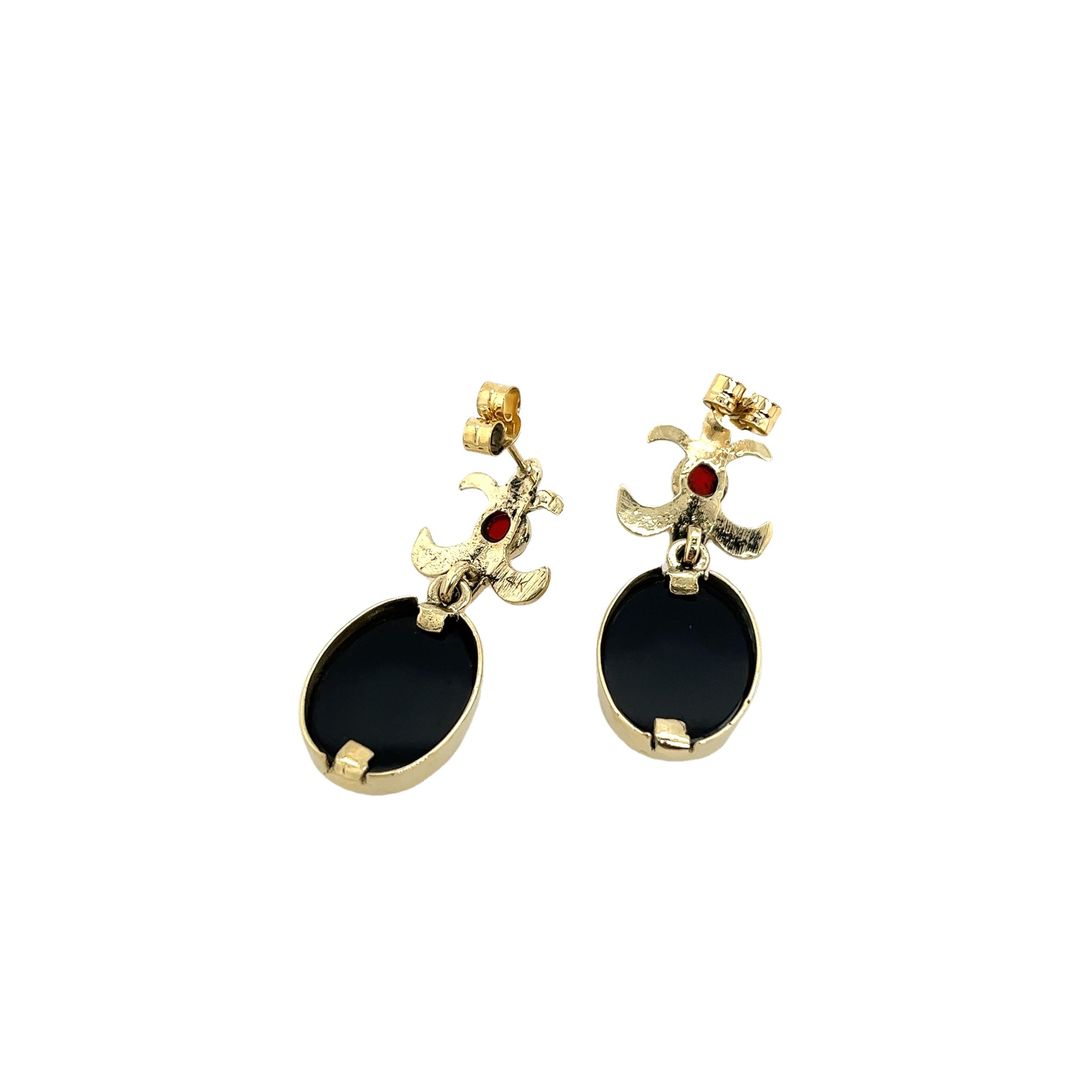 Oval Cut 14ct Yellow Gold Drop Earrings Set With 2 Hematite Carved Onyx & 2 Garnets For Sale