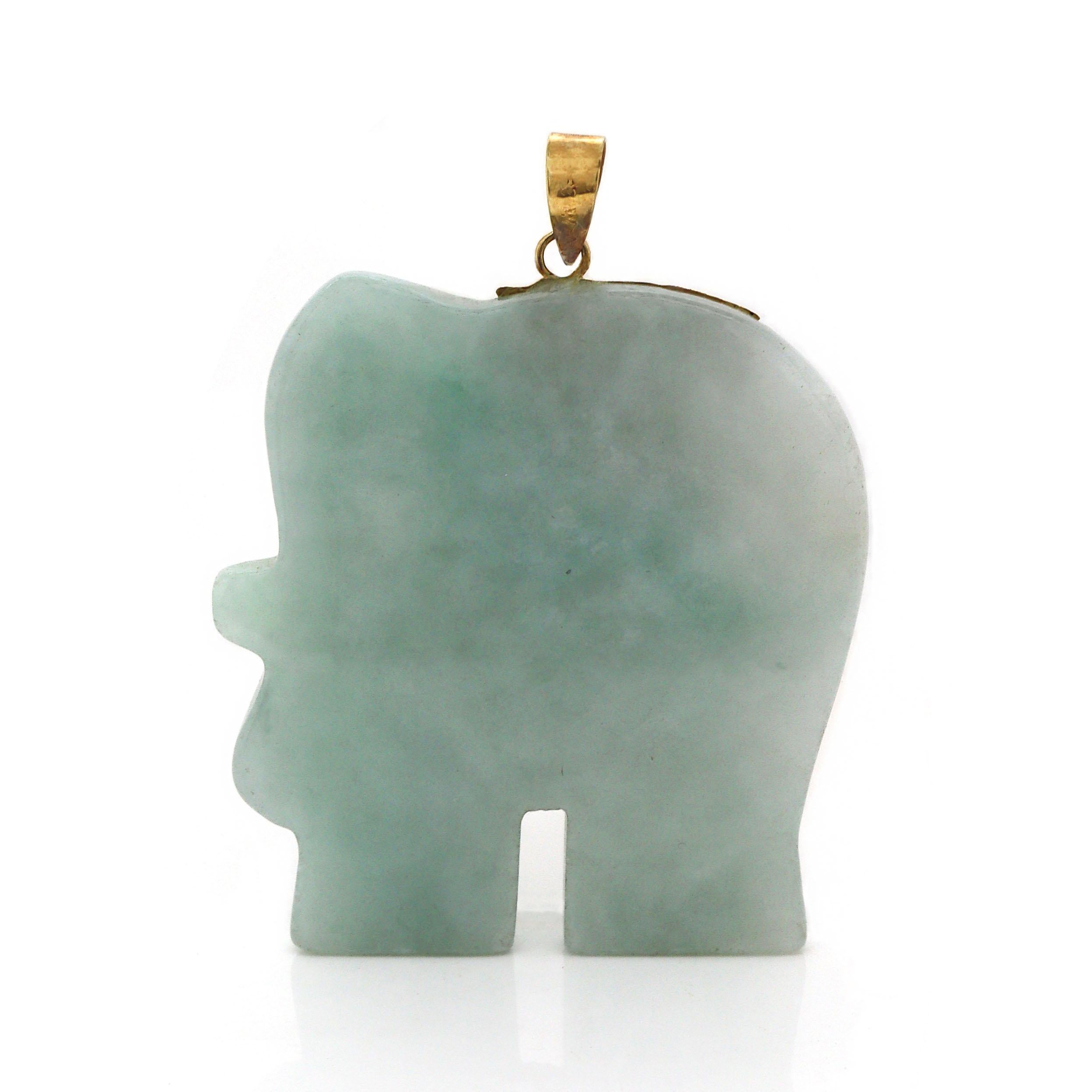 Pendentif en or jaune 14 carats représentant une figure d'éléphant en jadeite

Whiting : Jade en forme d'éléphant taillé en cabochon de couleur vert clair avec des tons blancs tachetés, et Jade en forme de cabochon rond taillé en vert pomme avec des