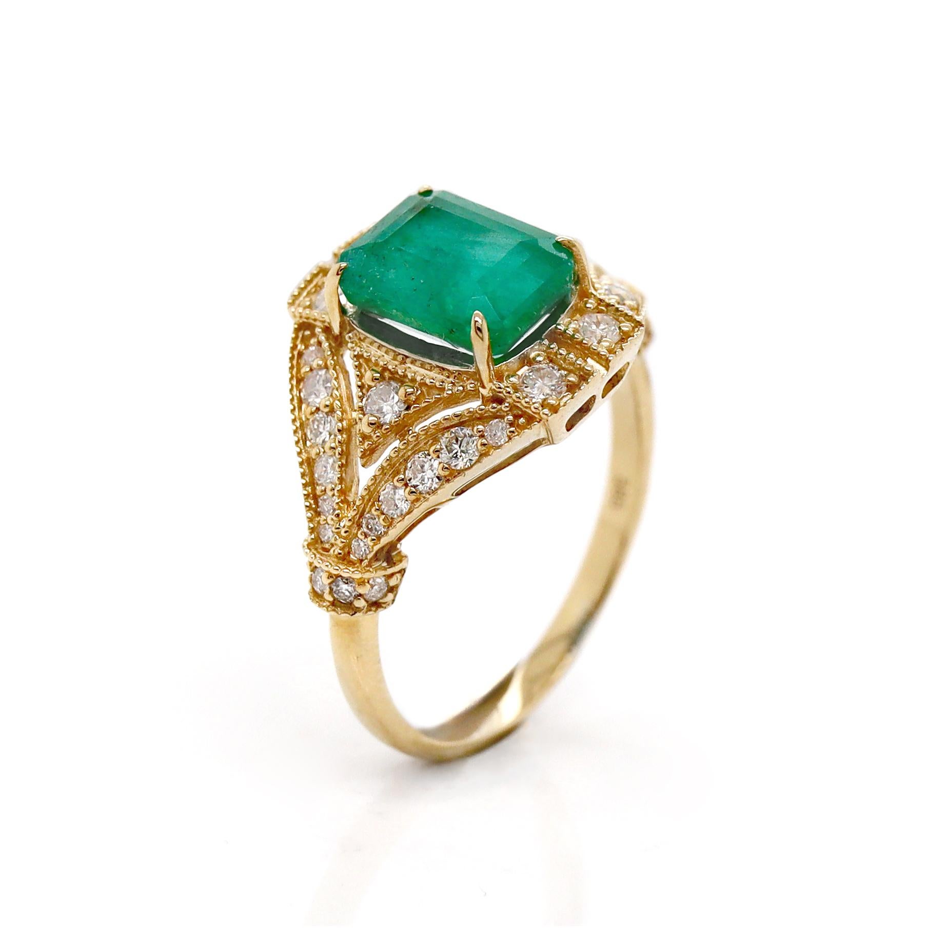 14 Karat Gelbgold Smaragd und Diamant Kleid Ring

Dieser Cocktailring besticht durch zeitlose Raffinesse und moderne Eleganz. In seiner Mitte liegt ein Smaragd im Smaragdschliff in einem tiefen, satten Grünton. Um den Smaragd herum sind