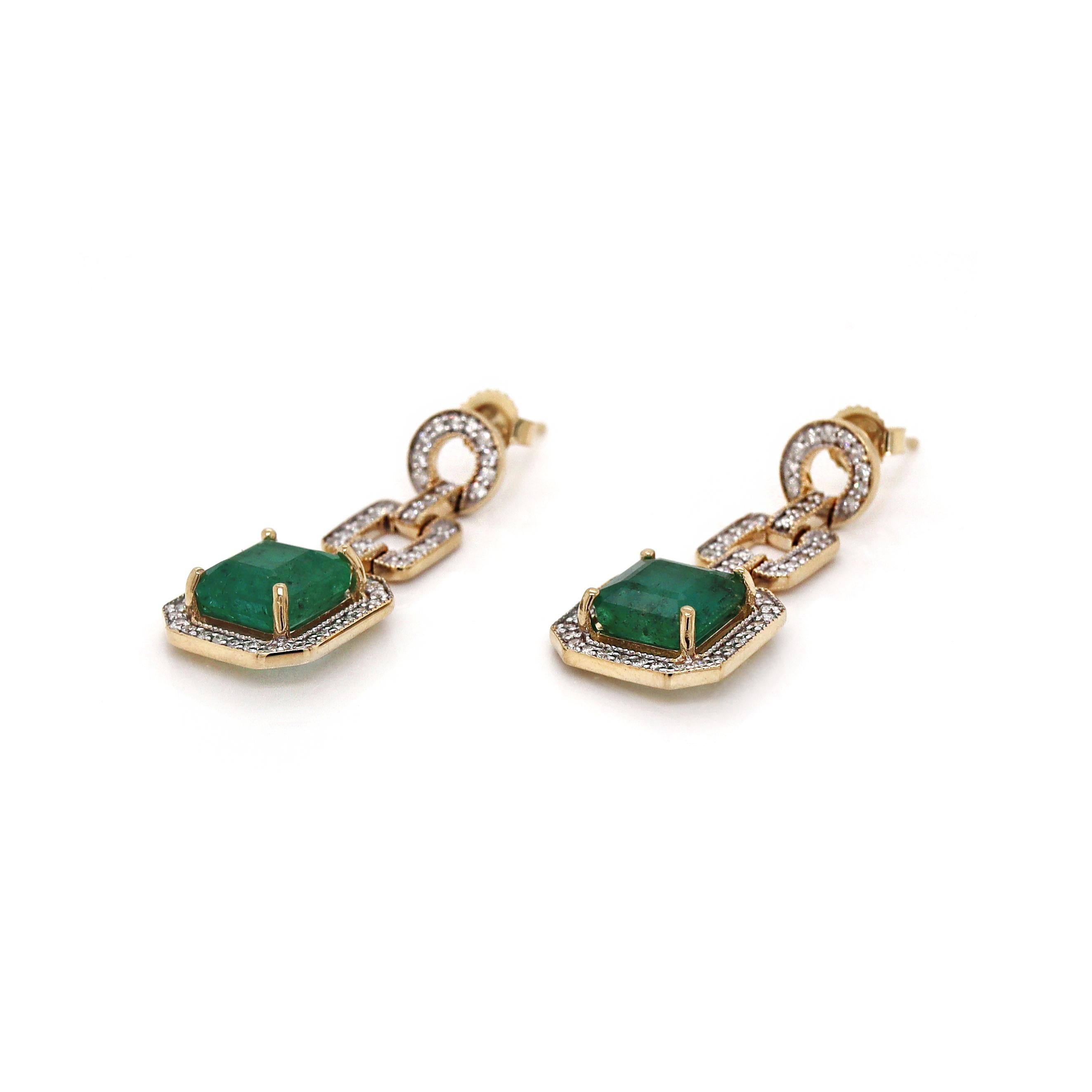 Boucles d'oreilles pendantes en or jaune 14CT avec émeraudes et diamants

Ces boucles d'oreilles gouttes présentent deux émeraudes de Zambie taillées en émeraude, d'une teinte vert bleuté intense, accompagnées de 110 diamants ronds de taille
