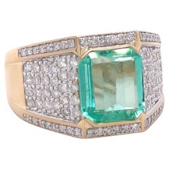 Anillo para caballero de oro amarillo de 14 ct con esmeralda y diamantes 3,36 ct