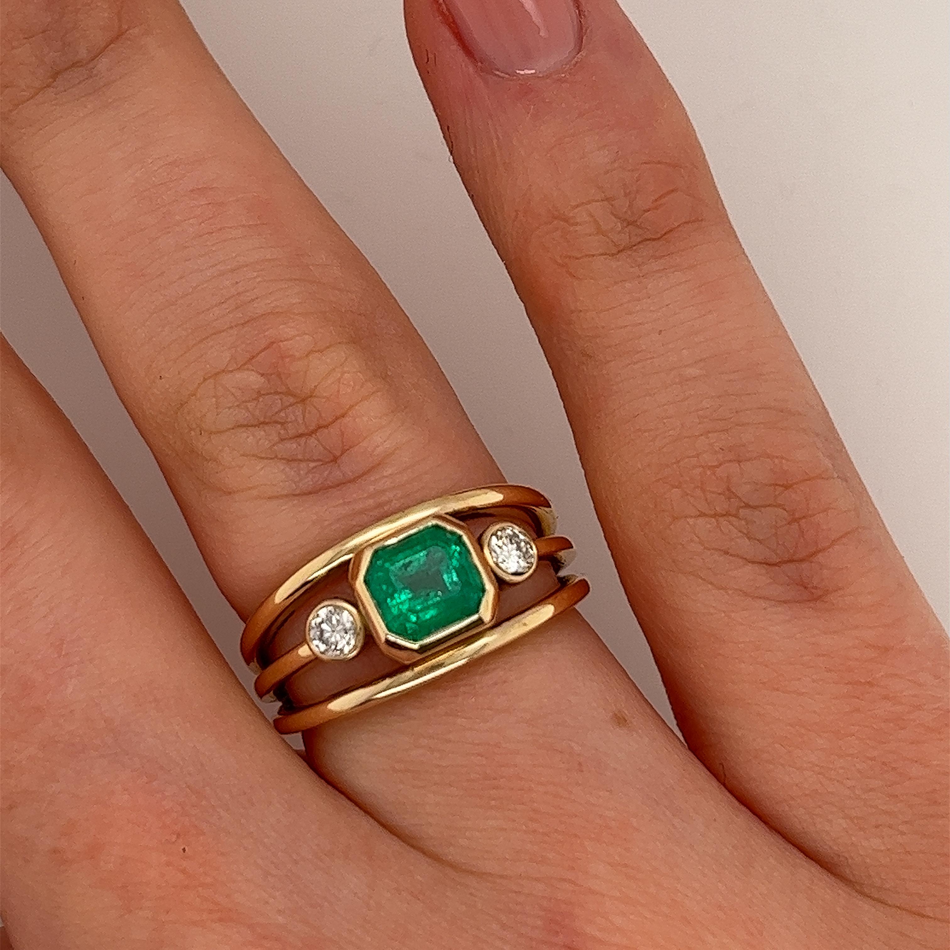 Élégante bague en émeraude et diamant, sertie de deux diamants naturels de taille ronde et brillante et d'une émeraude naturelle carrée de 1,47 carat, dans une monture à chaton à trois rangs en or jaune 14 carats.
Poids total des diamants :