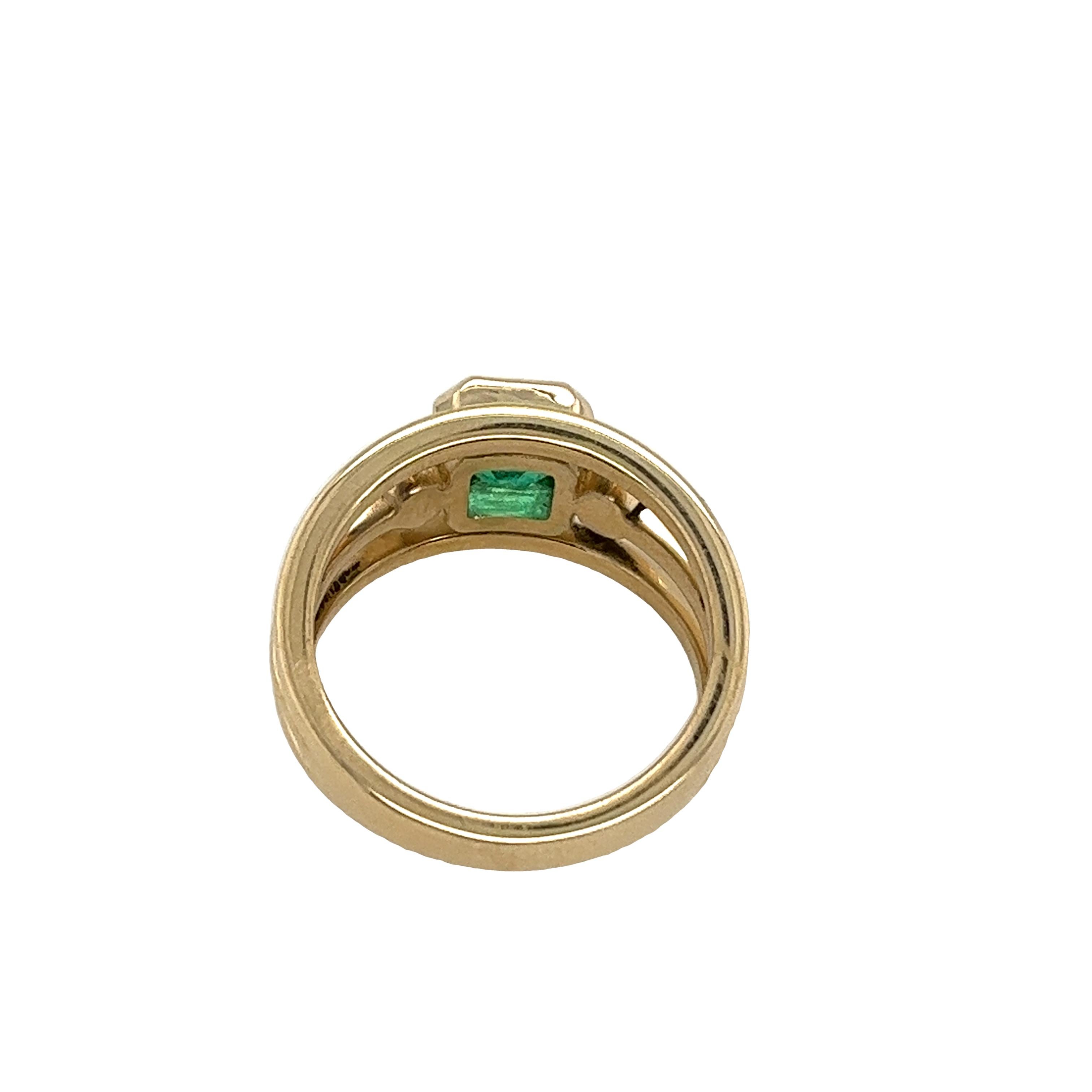 Taille ronde Bague en or jaune 14 carats sertie d'une émeraude de 1,47 carat et de 2 diamants en vente