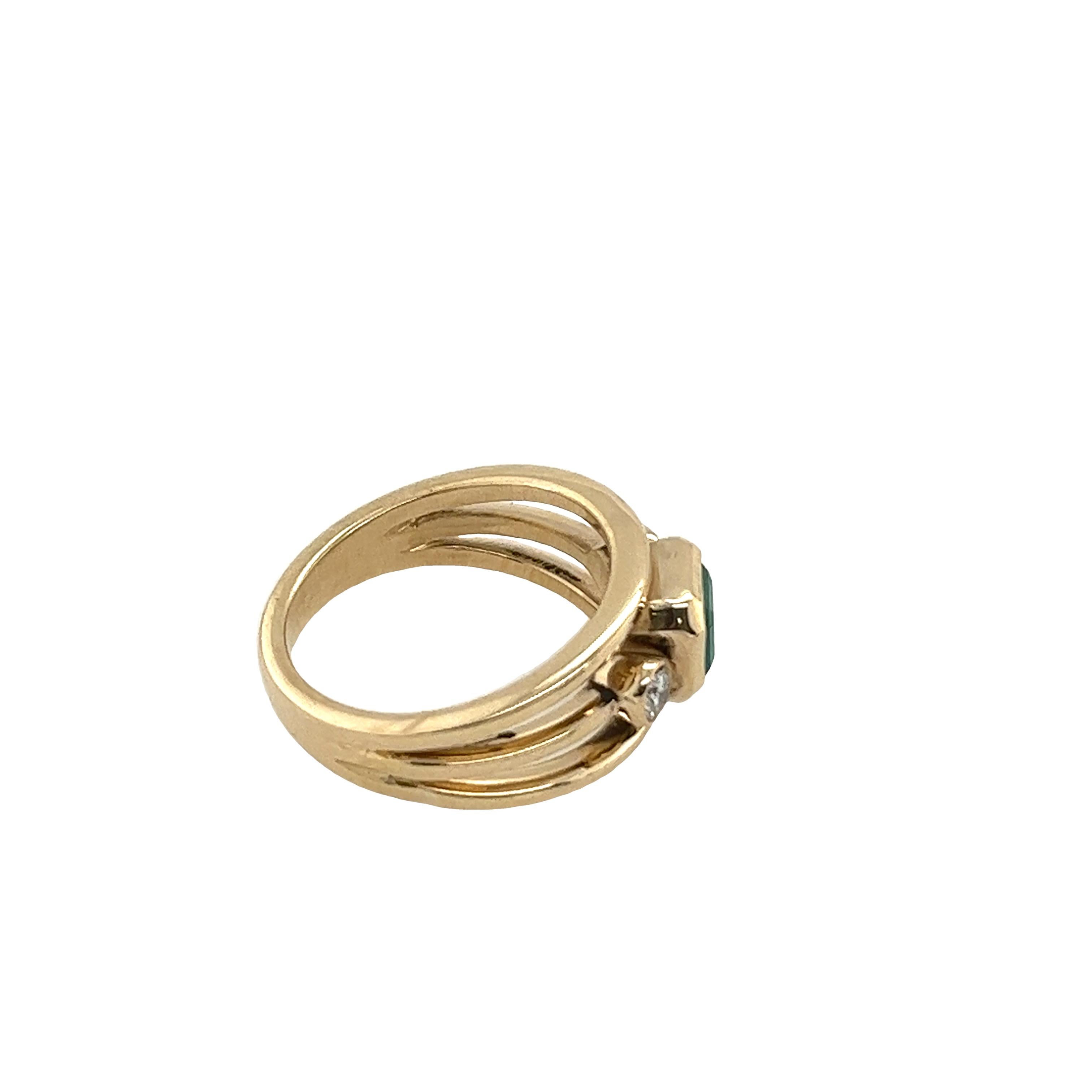 Bague en or jaune 14 carats sertie d'une émeraude de 1,47 carat et de 2 diamants Pour femmes en vente