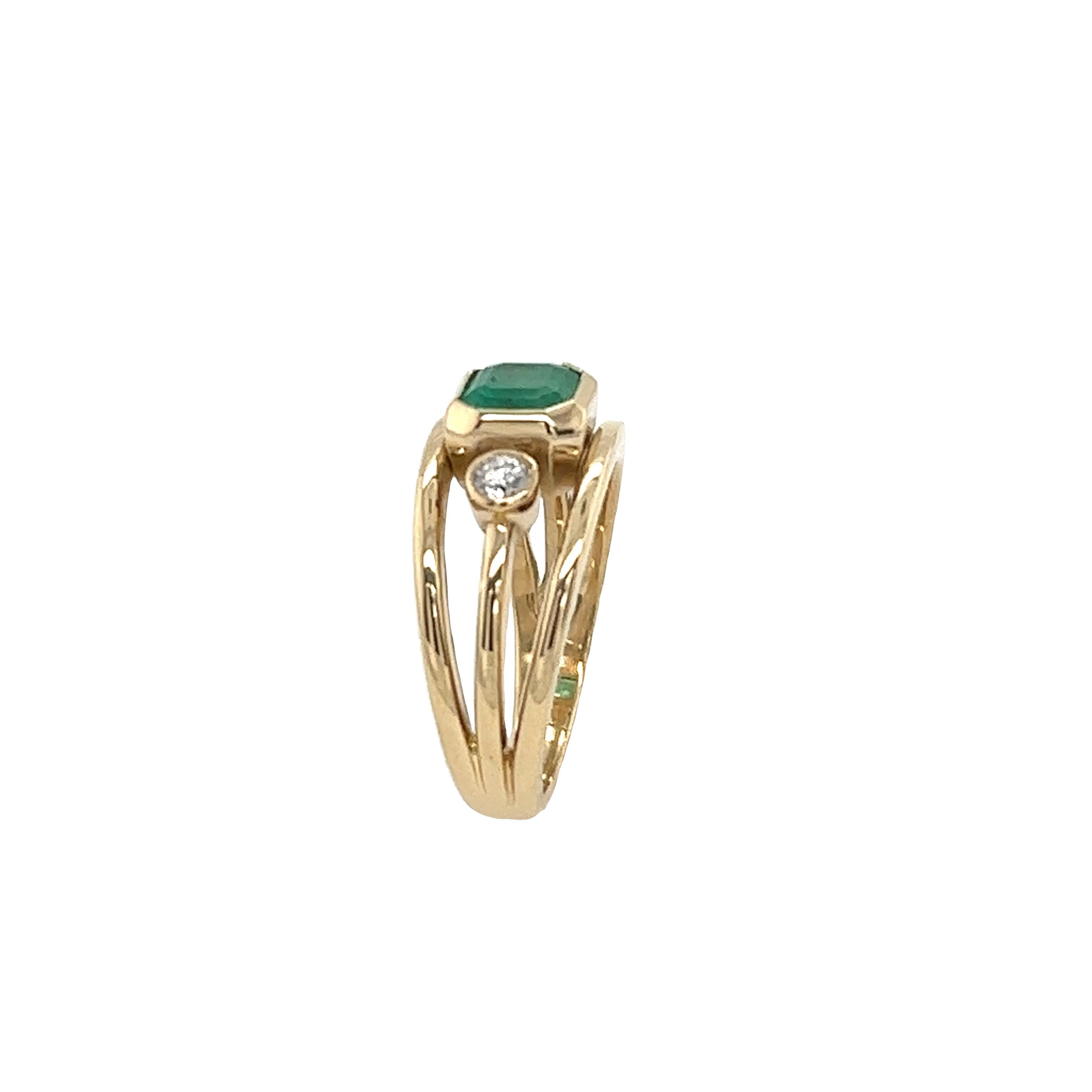 Bague en or jaune 14 carats sertie d'une émeraude de 1,47 carat et de 2 diamants en vente 1