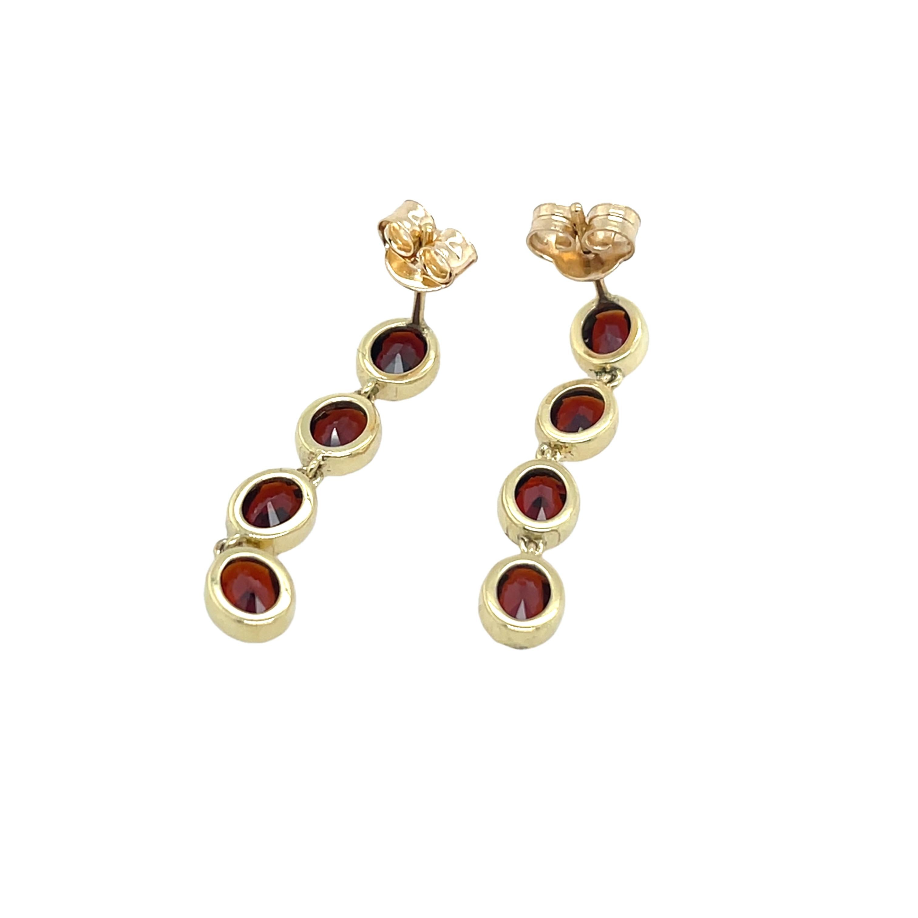 Beautifully crafted 14ct yellow gold drop earrings featuring rich, deep red garnet gemstones. These classic earrings bring elegance and a touch of luxury, ideal for any occasion.
Total Weight: 3.0g
Earrings Size: 26.70mm x 5.25mm 
SMS9622