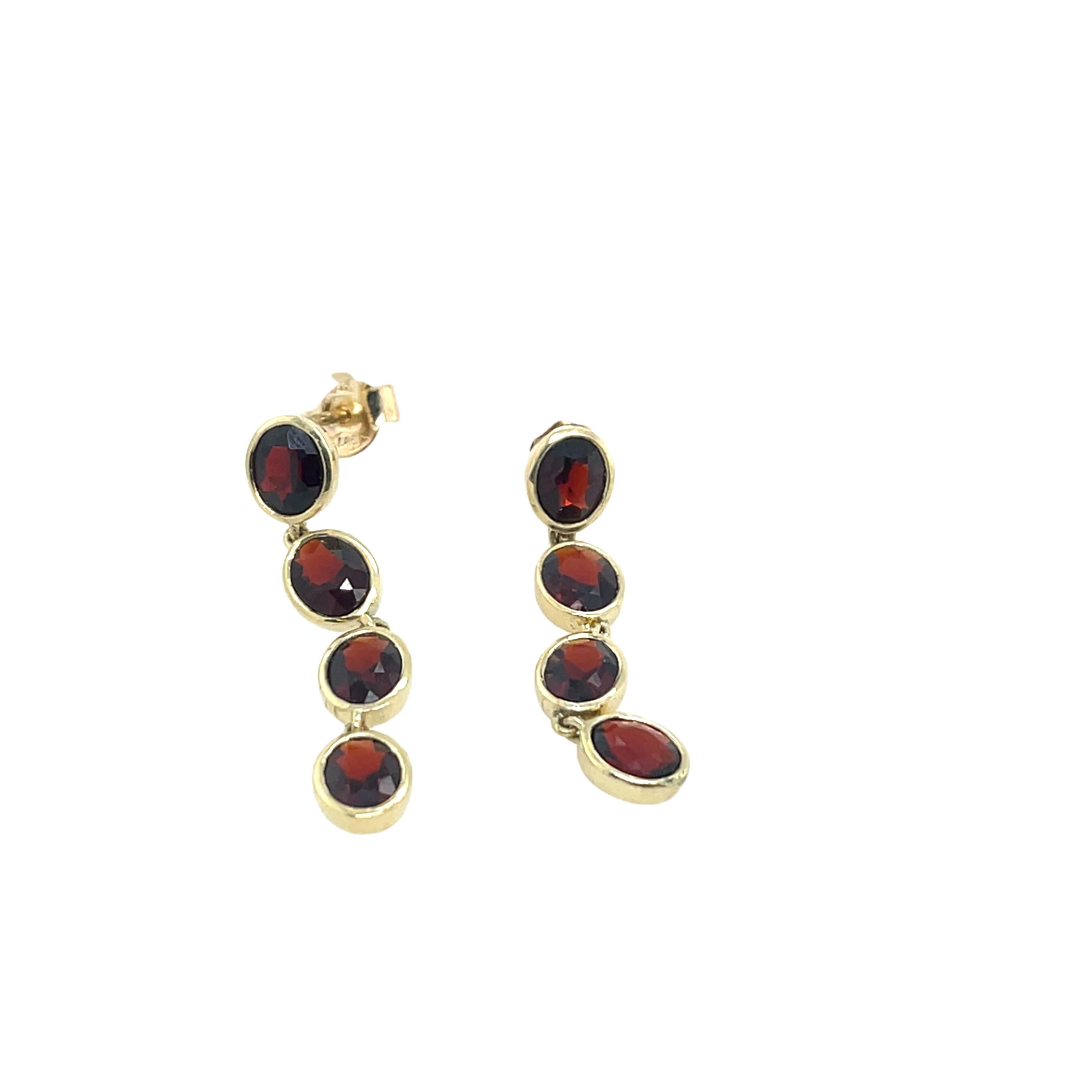 Oval Cut 14ct Yellow Gold Garnet Drop Earrings For Sale