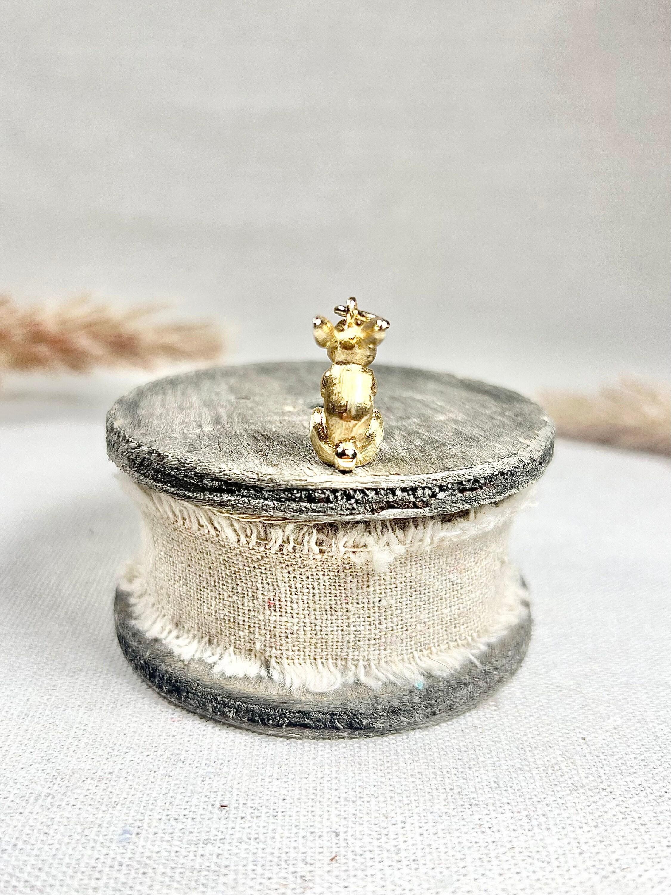 14ct Yellow Gold Hallmarked 1940s Sitting Bunny Rabbit Pendant with Diamond Eyes 6