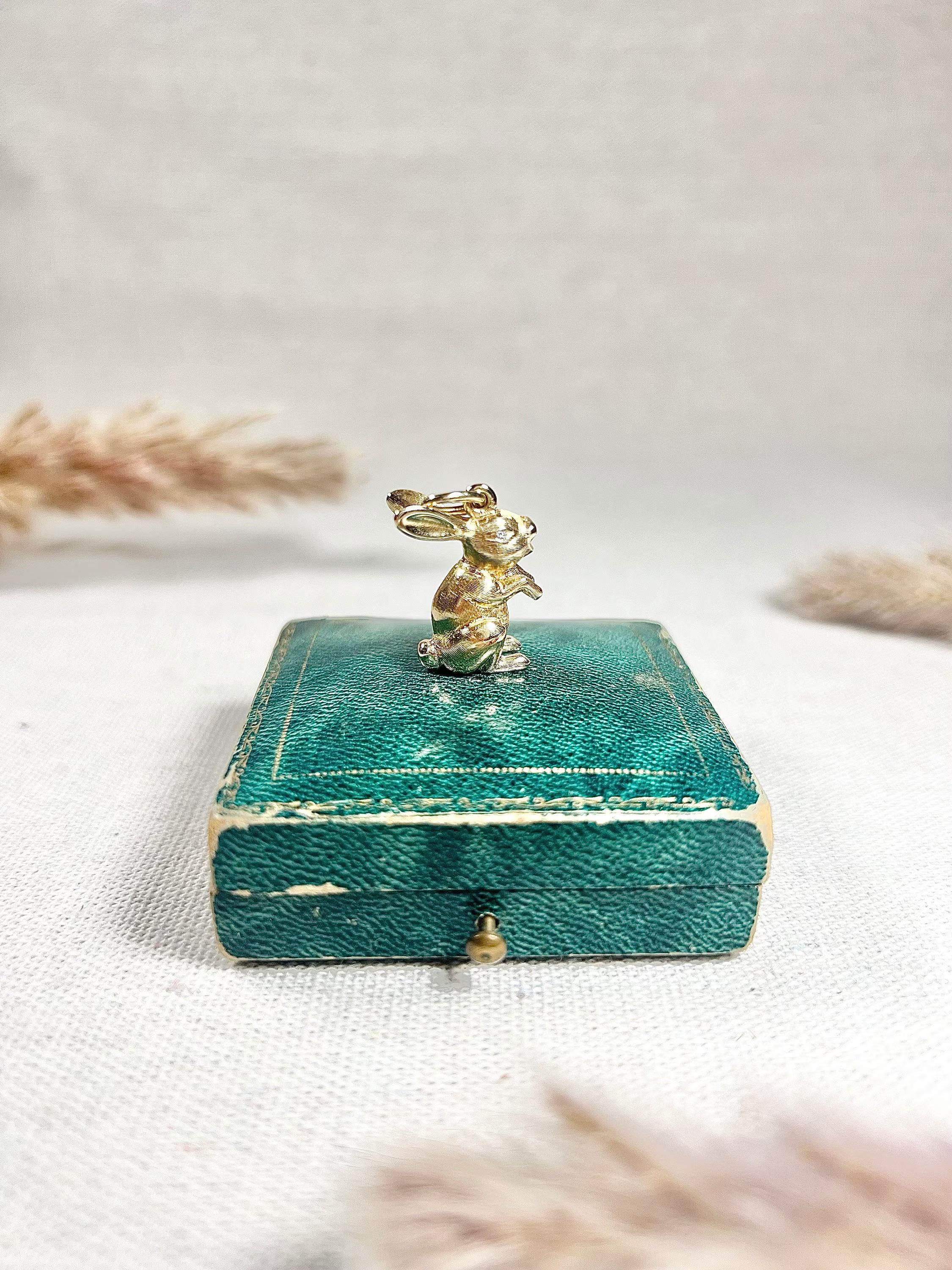 Vintage Gold Rabbit Pendant

14ct Gold Stamped

Circa 1940s

This vintage solid gold rabbit pendant is a true beauty from the 1940s era. The pendant features a lovely smooth texture and showcases fine detailing, making it a unique and exquisite