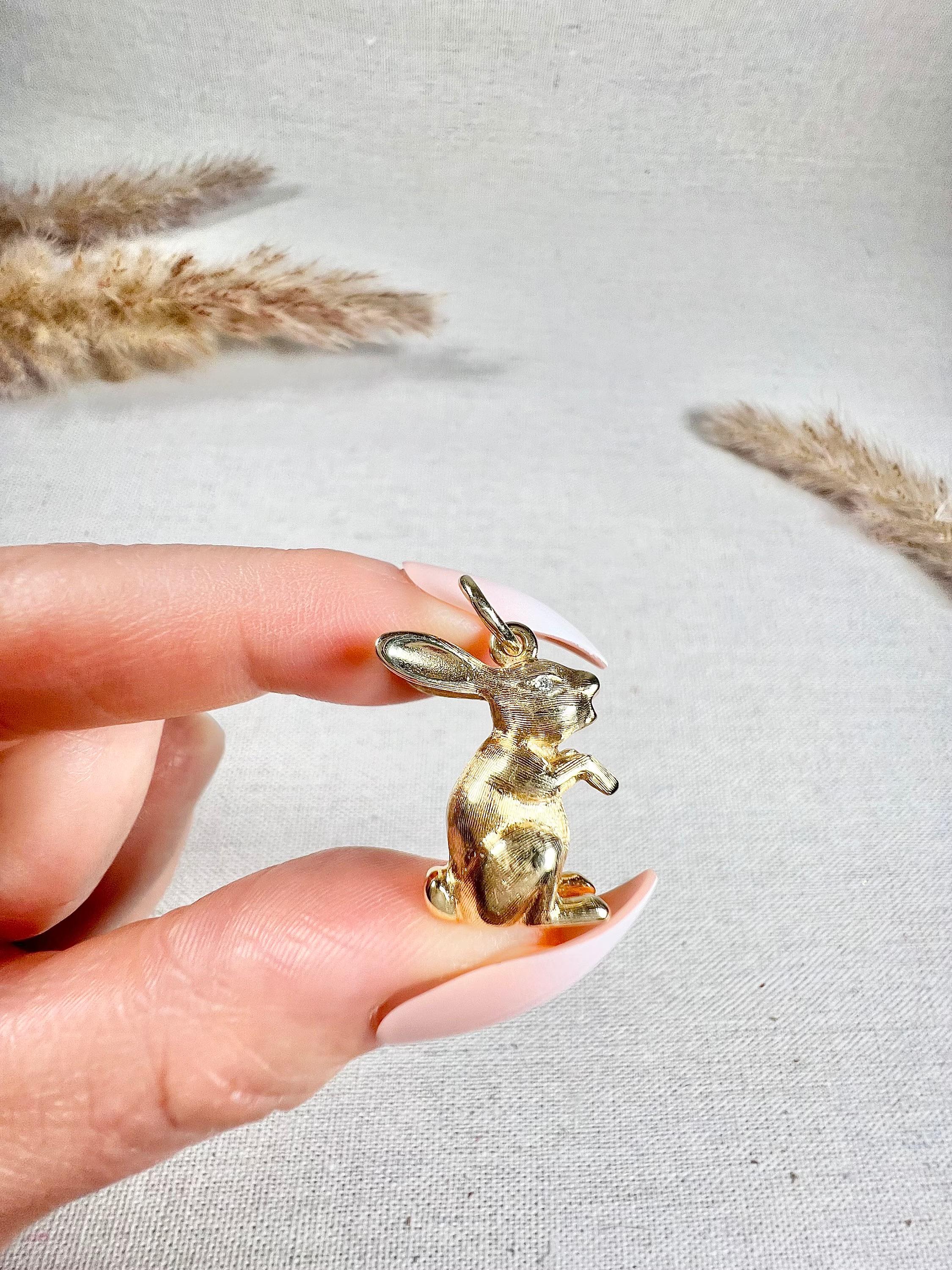 14ct Yellow Gold Hallmarked 1940s Sitting Bunny Rabbit Pendant with Diamond Eyes In Good Condition In Brighton, GB