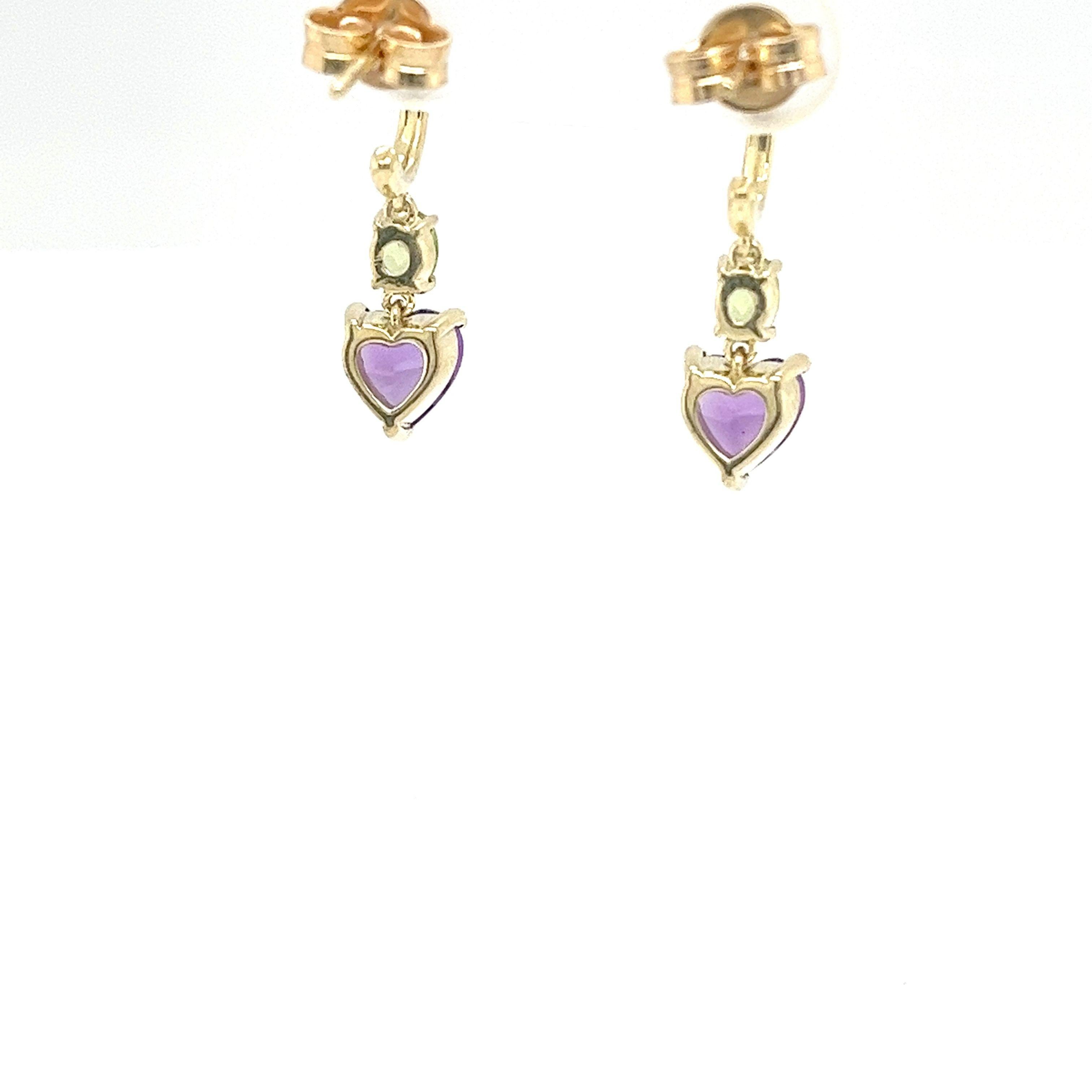 Elegant 14ct yellow gold drop earrings featuring a stunning heart-shaped amethyst paired with peridot gemstones. These unique and vibrant earrings add a pop of colour and sophistication, perfect for any occasion.
Total Weight: 3g
Earrings Size: