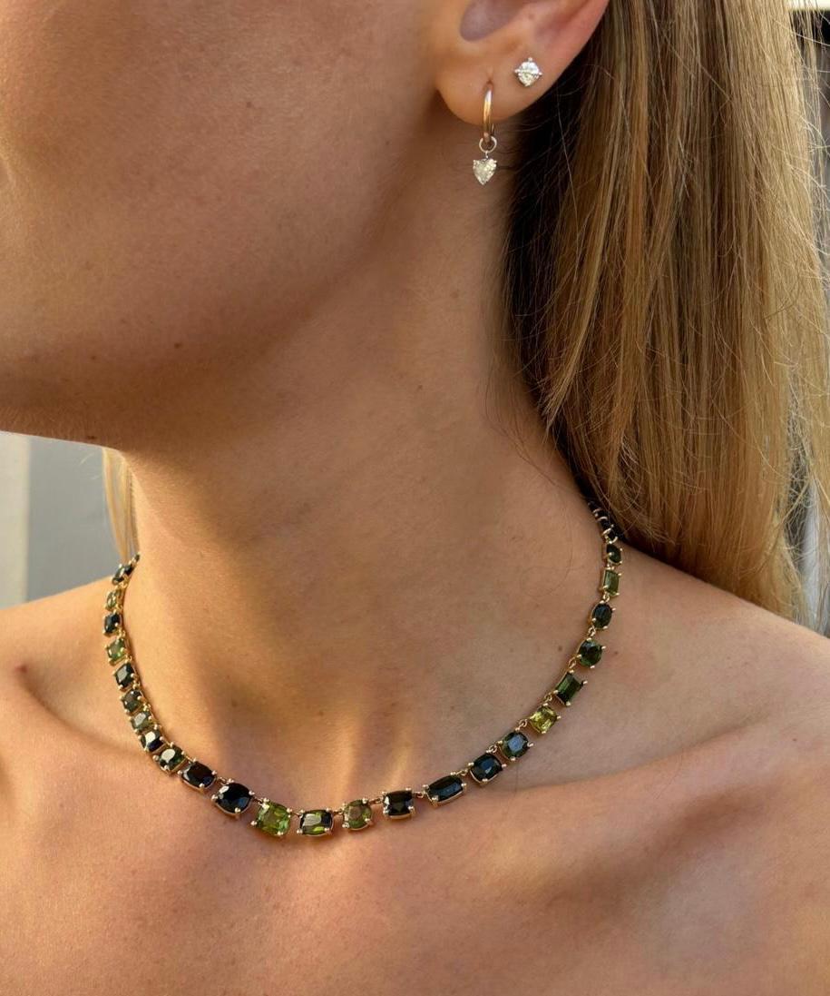 Un elegante collar multipiedra elaborado en oro amarillo de 14 ct, que exhibe una vibrante selección de turmalinas facetadas con un peso total de 31,50 quilates. El collar presenta un espectro de tonalidades de turmalina natural, bellamente