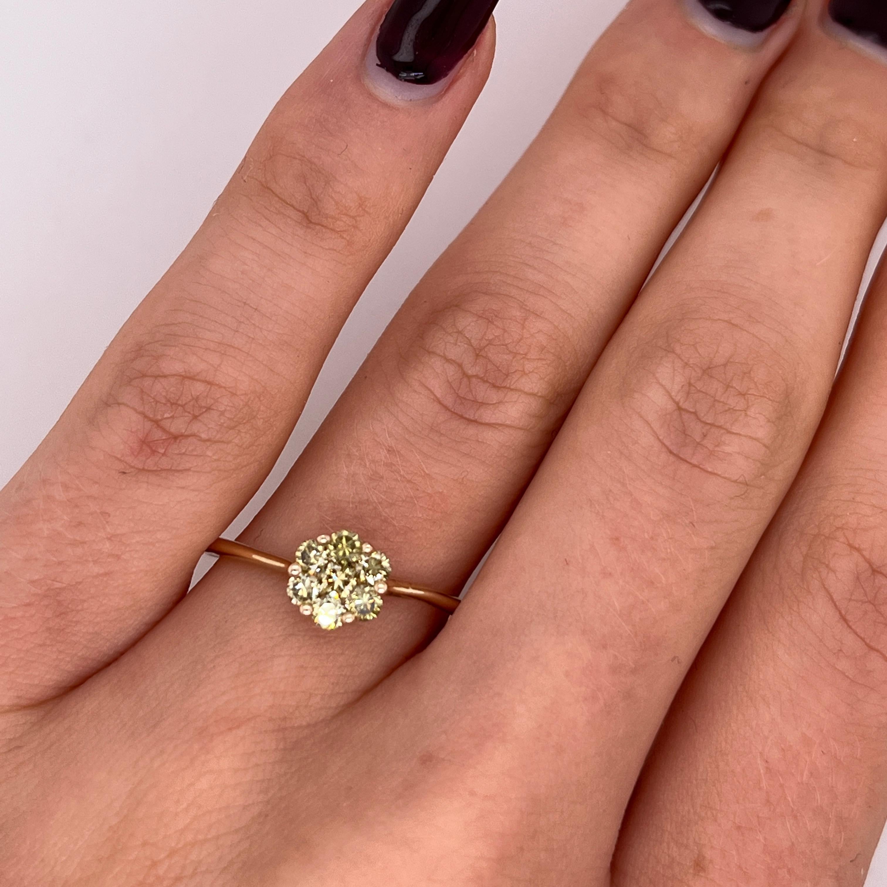La vibrante bague à grappes en or jaune 14ct présente des diamants jaunes naturels de 0,50ct dans un arrangement éblouissant. Une pièce unique et accrocheuse qui allie couleur, éclat et savoir-faire classique.

Poids total des diamants :