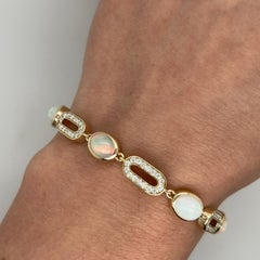 Bracelet en or jaune 14ct Opale et diamant - 7 opales ovales, 1.15ct diamants
