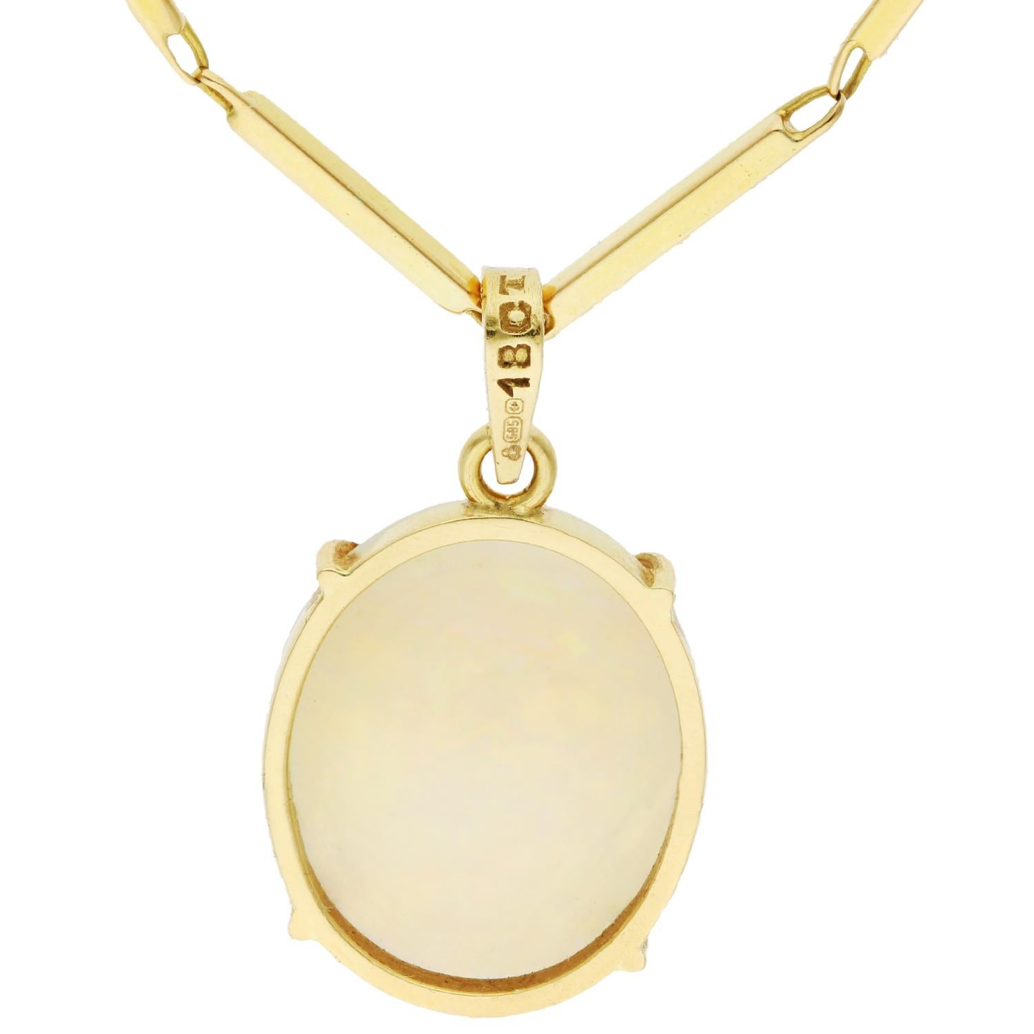 Ciondolo con opale in oro giallo 14ct e catena in oro 18ct

Arricchisci la tua collezione di gioielli con il nostro raffinato Ciondolo con opale in oro giallo 14ct e catena 18ct, usato. Questo elegante pezzo presenta un sorprendente opale ovale
