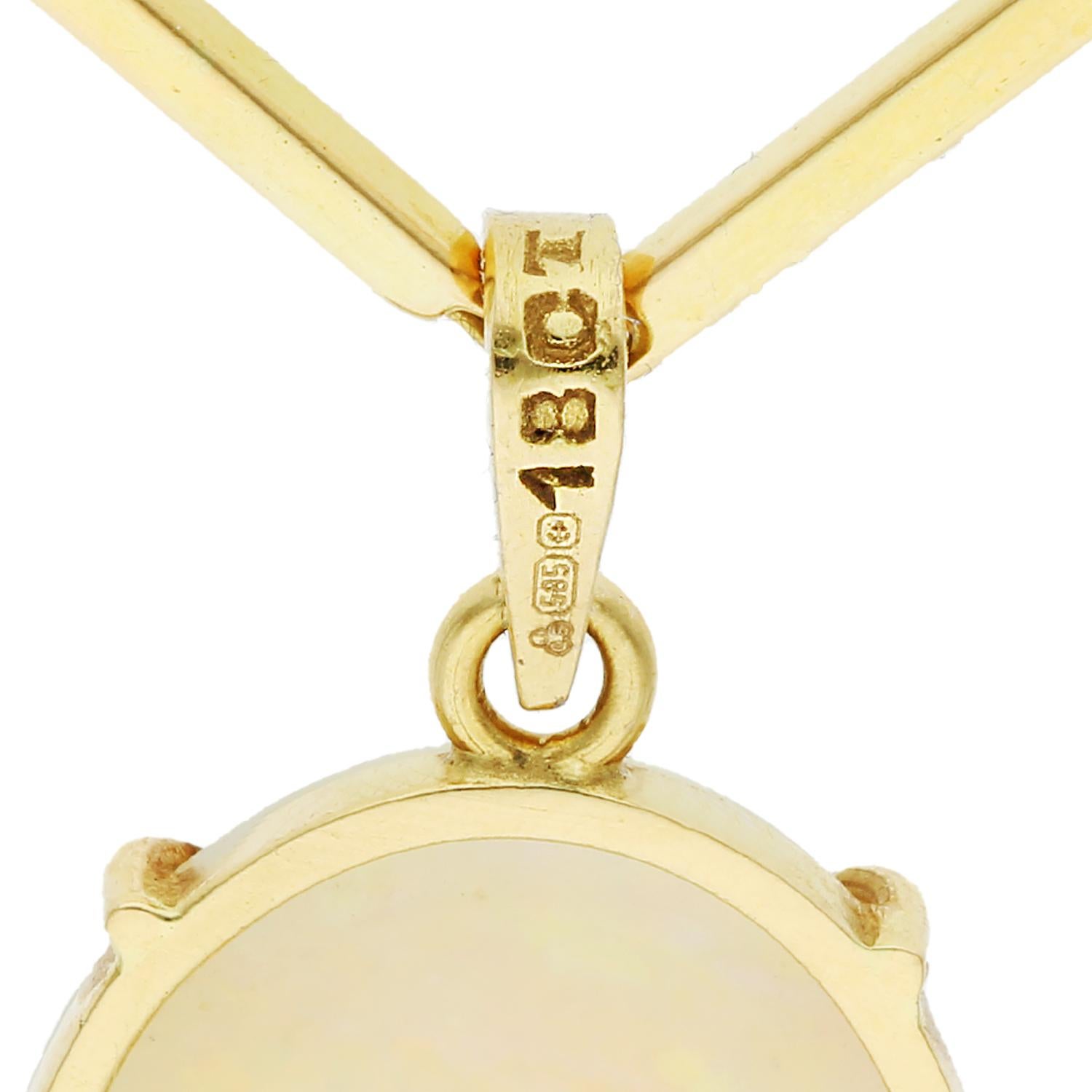 Cabochon Ciondolo con opale in oro giallo 14ct e catena in oro 18ct in vendita