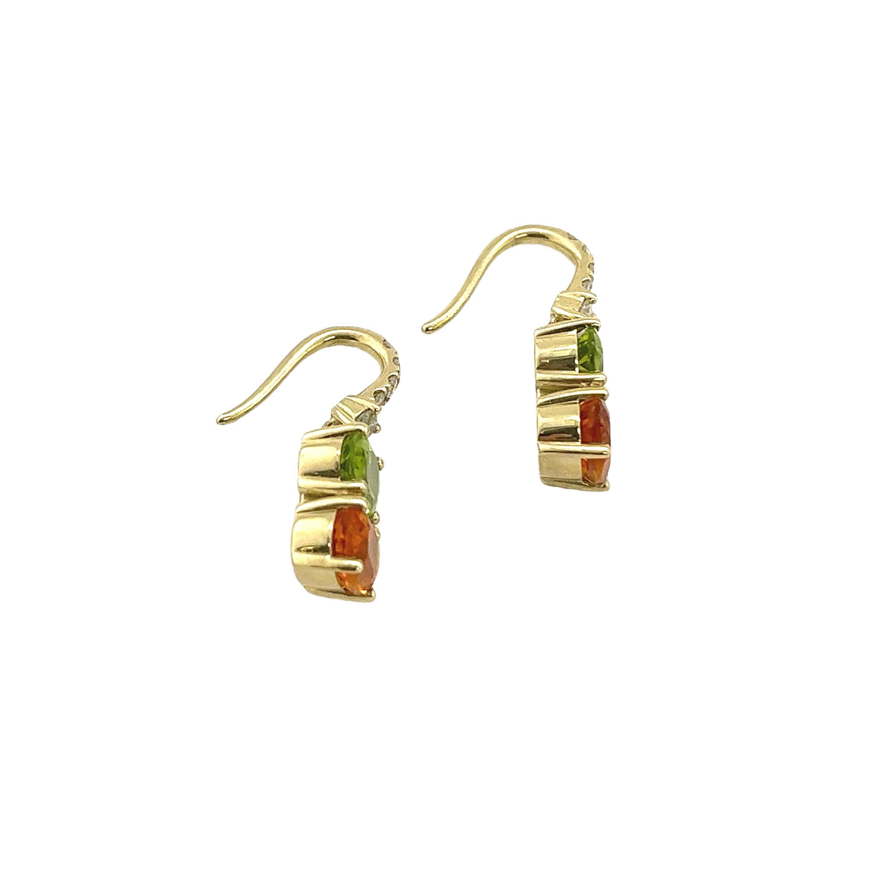Rehaussez votre collection de bijoux avec ces superbes boucles d'oreilles pendantes en or jaune 14ct, ornées de péridot vibrant, de citrine rayonnante et de diamants étincelants. 
Ces boucles d'oreilles exquises associent le vert luxuriant du