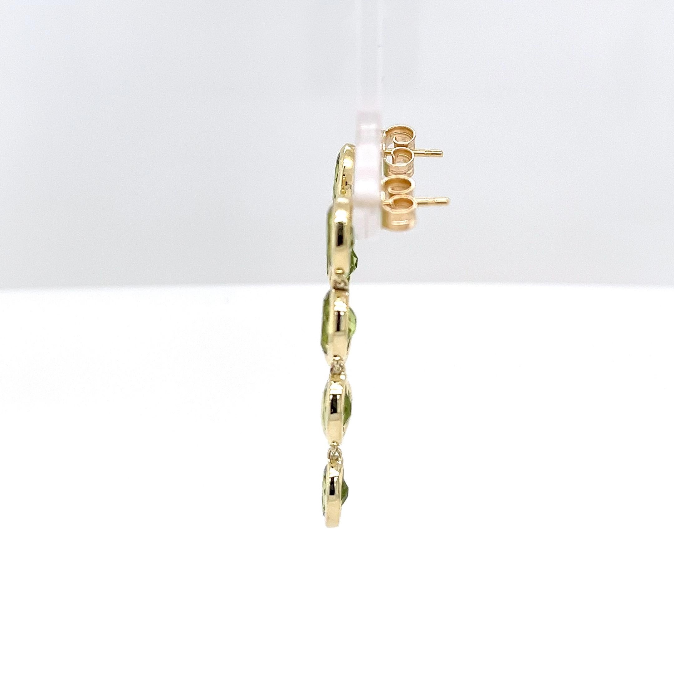 Añade un toque de elegancia con estos impresionantes pendientes gota de peridoto, elaborados en oro amarillo de 14 ct. Con vibrantes gemas naturales de peridoto, estos pendientes irradian belleza y sofisticación atemporales.
Peso total: 4,41