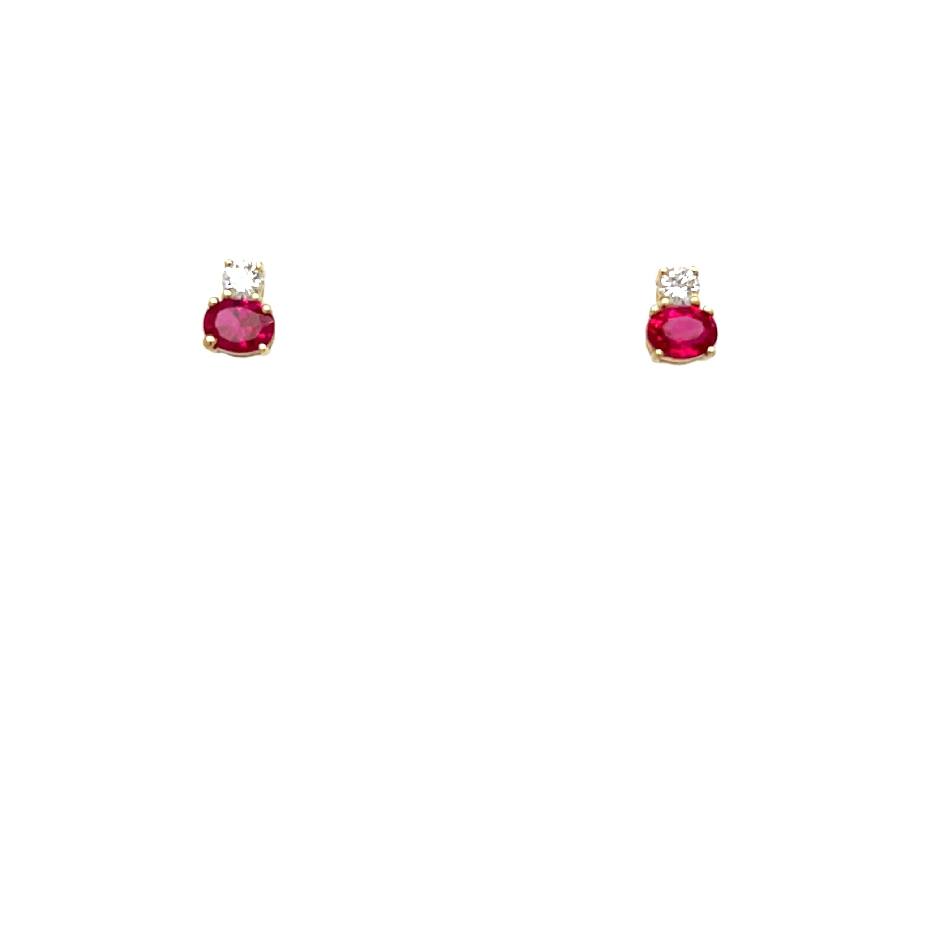 Une paire de boucles d'oreilles intemporelles en or jaune 14ct, ornées de rubis vibrants et de diamants étincelants. 
Parfait pour ajouter de l'élégance à n'importe quel look.

Poids total des diamants : 0,08ct
Couleur du diamant : H
Clarté du