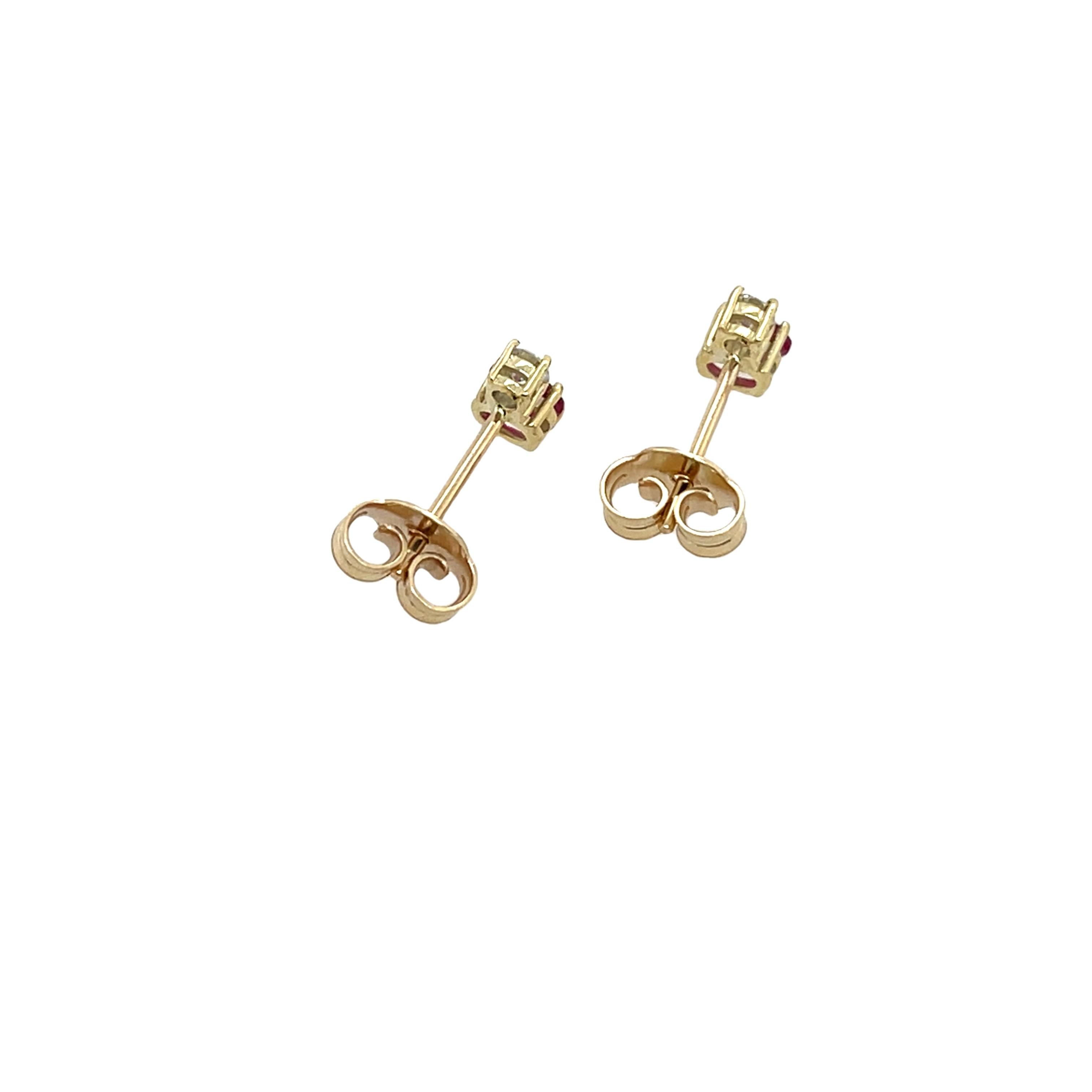 Taille ronde Boucles d'oreilles en or jaune 14ct avec rubis et diamants en vente