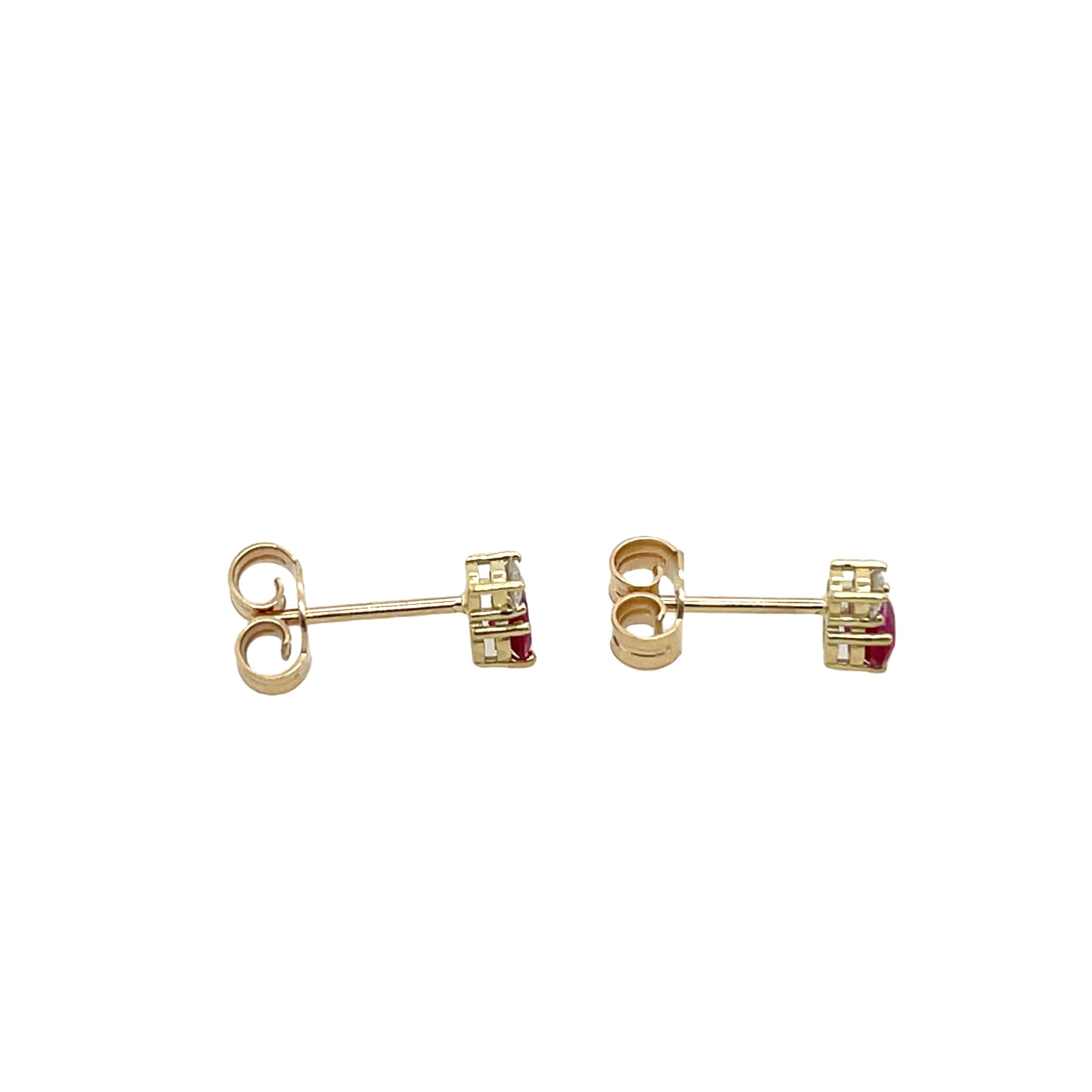 Boucles d'oreilles en or jaune 14ct avec rubis et diamants Neuf - En vente à London, GB