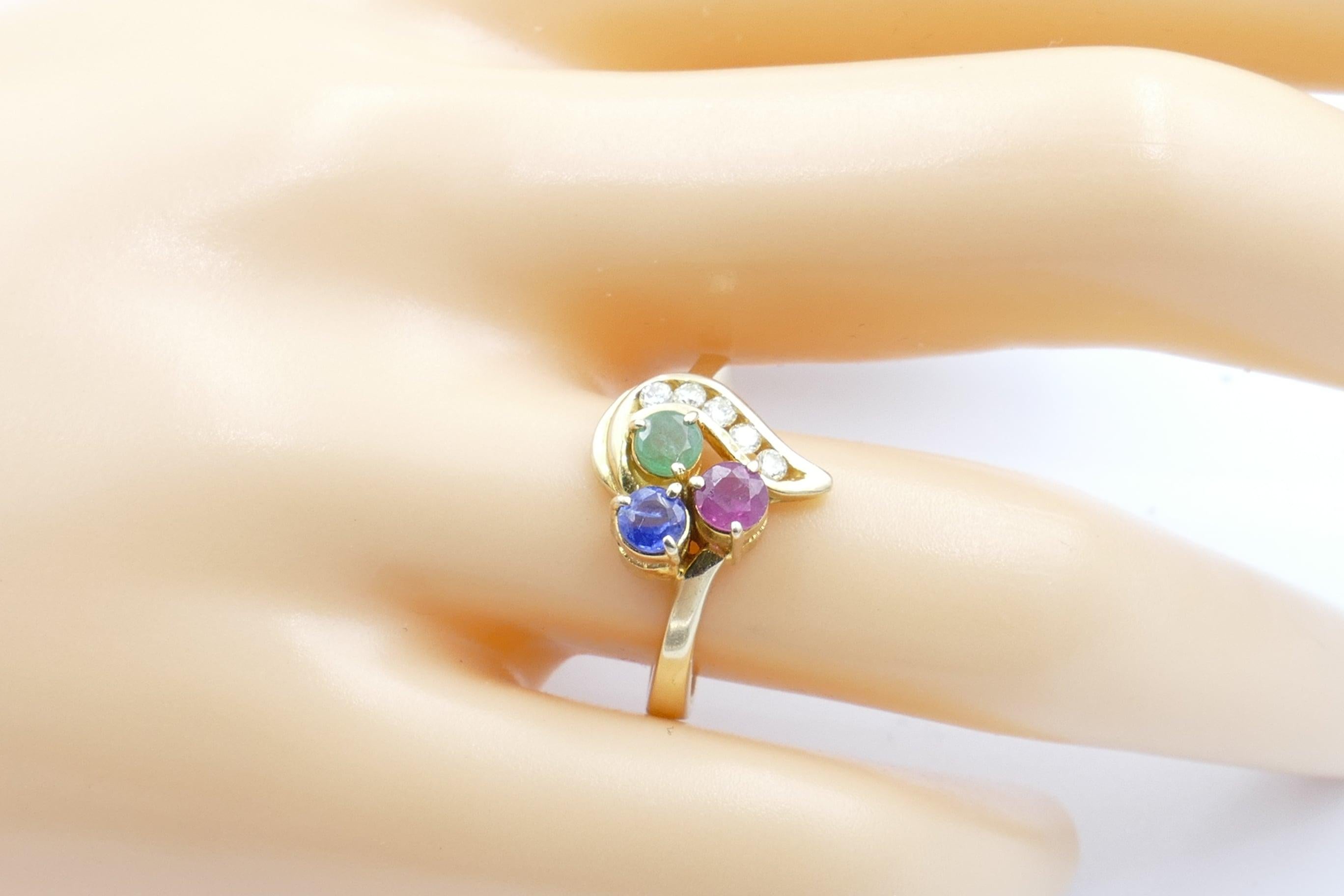 14 Carat Yellow Gold Ruby, Emerald, Sapphire and Diamond Ring im Zustand „Neu“ im Angebot in Splitter's Creek, NSW