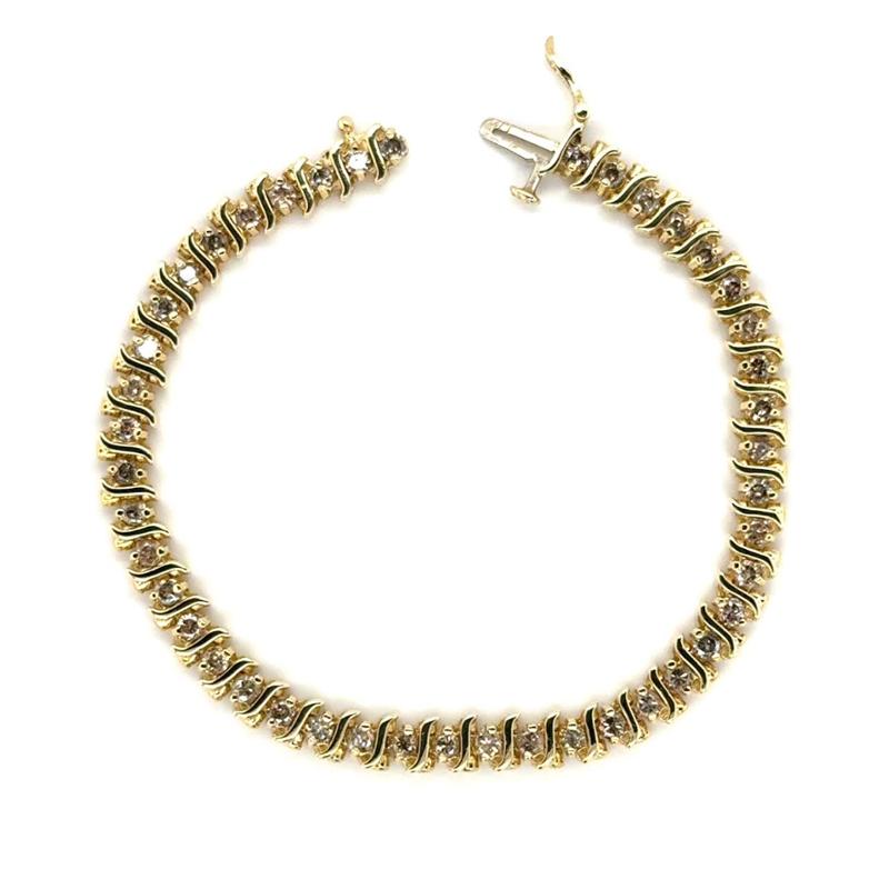 Lovely classic modern S link bracelet with light cognac diamonds between each link.  Mounted in 14ct yellow gold.

Assessed diamond quality: M/N Pique 1
Assessed diamond weight: 3cts
Total weight: 16g

With a fabulous high polish, the weight of this