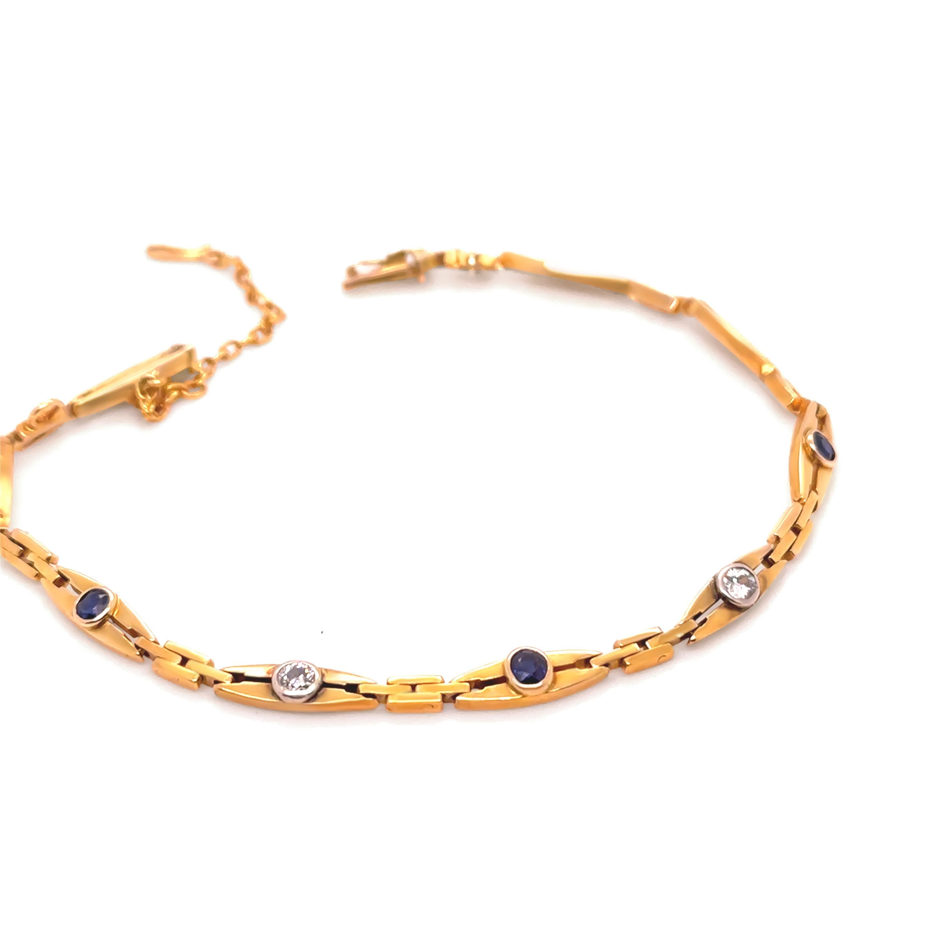 Dieses elegante kontinentale Armband aus 14-karätigem Gelbgold besticht durch sein zeitloses Design mit drei in die Lünette gefassten Saphiren und zwei Diamanten im alten europäischen Schliff. Die Saphire haben ein geschätztes Gesamtgewicht von 0,45