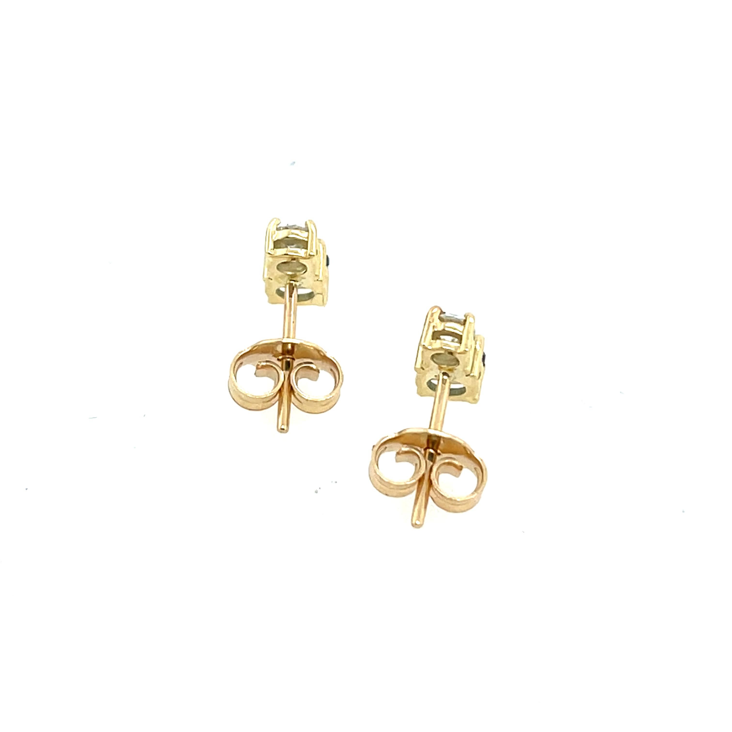 Une paire de boucles d'oreilles intemporelles en or jaune 14ct, ornées de saphirs verts et de diamants étincelants. Parfait pour ajouter de l'élégance à n'importe quel look.

Poids total des diamants : 0,10ct
Couleur du diamant : H
Clarté du diamant