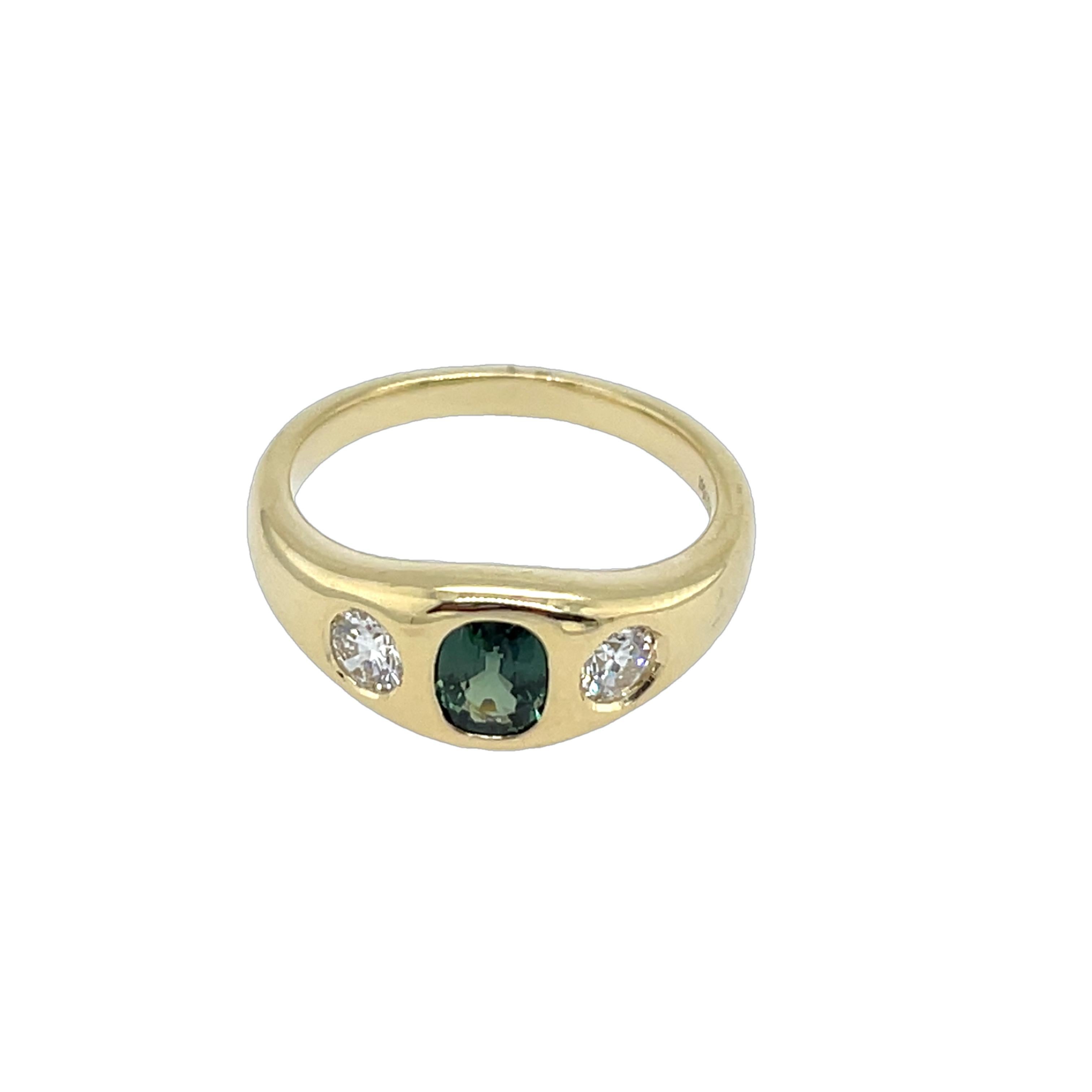 Taille ronde Bague en or jaune 14 carats sertie de saphirs et de diamants et d'un saphir naturel de 0,75 carat en vente