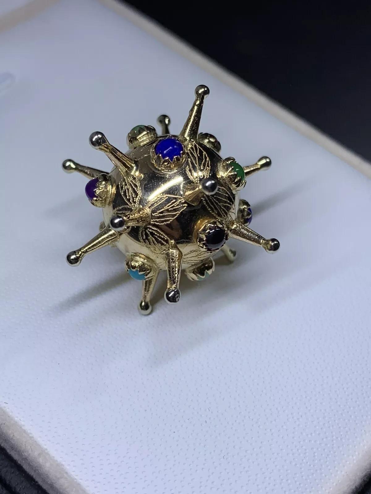 Pendentif boule en or jaune 14ct Sputnik à pierres multiples.

Total des pierres précieuses

Poids 7,4 g

Poids total en carats 1.10ct

Jadeite, émeraude, améthyste, grenat, turquoise, lapis-lazuli pierres précieuses naturelles non traitées de forme