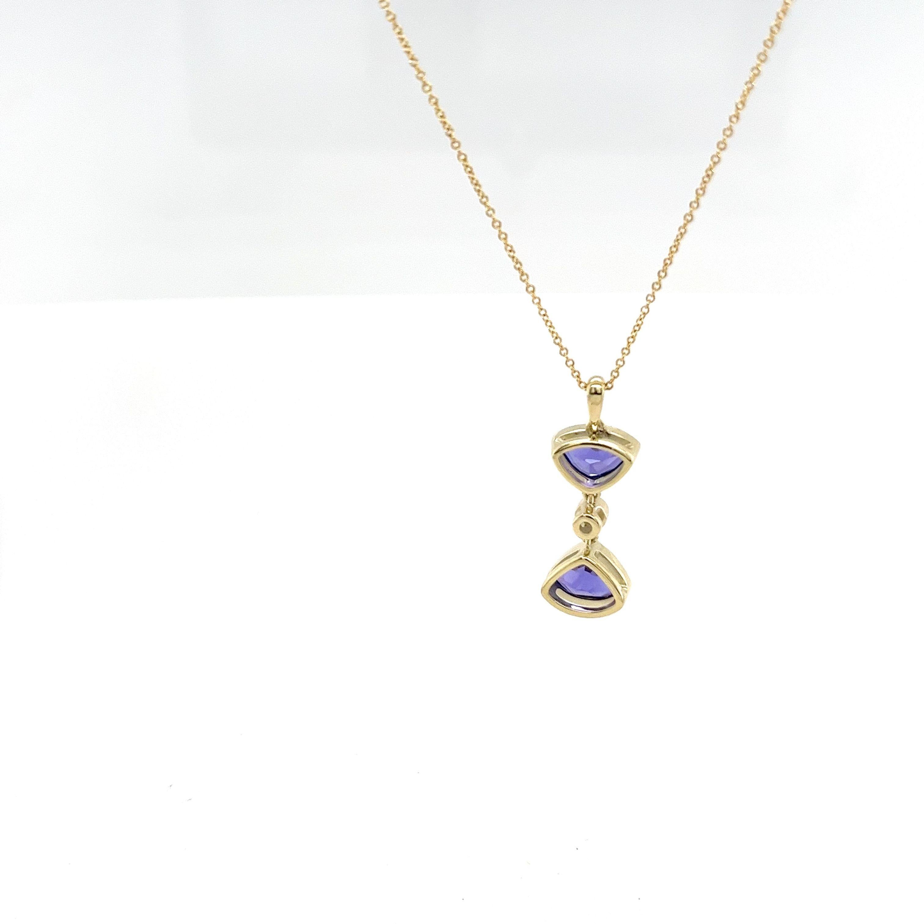 Taille ronde Pendentif en or jaune 14 carats, tanzanite et diamant avec chaîne en or 18 carats en vente
