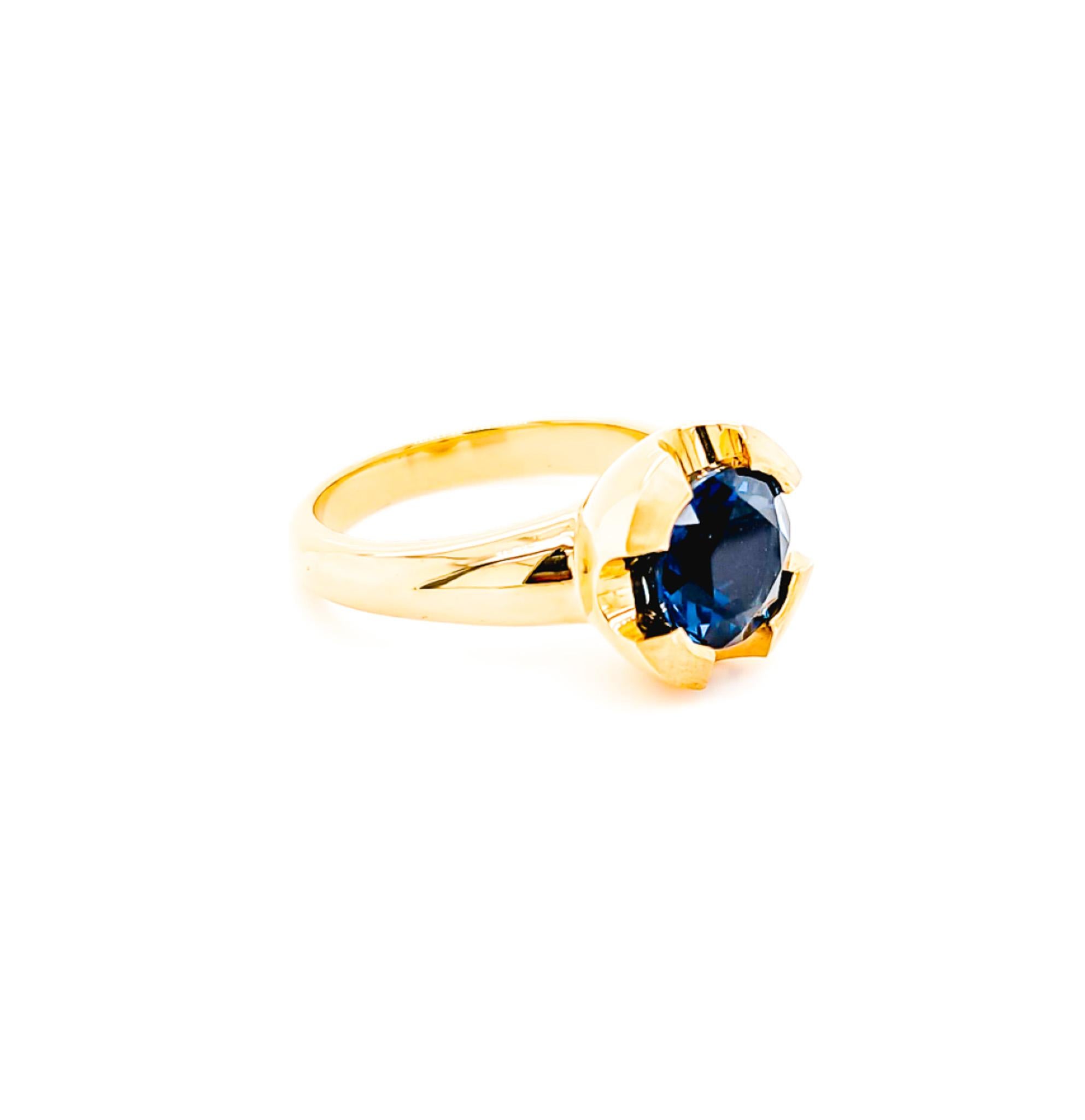 For Sale:  14ct Yellow Gold & Topaz Ring 