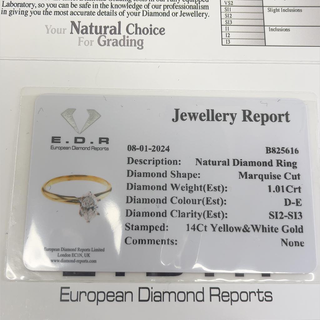 Ein eleganter Diamantring für Ihre Verlobung, 
besetzt mit 1,01ct D-E Farbe und SI2/SI3 Reinheit 
Marquise Diamant in einer Fassung aus 14 Karat Gelb- und Weißgold.
Eine schöne und elegante Wahl für einen Verlobungsring oder einen besonderen