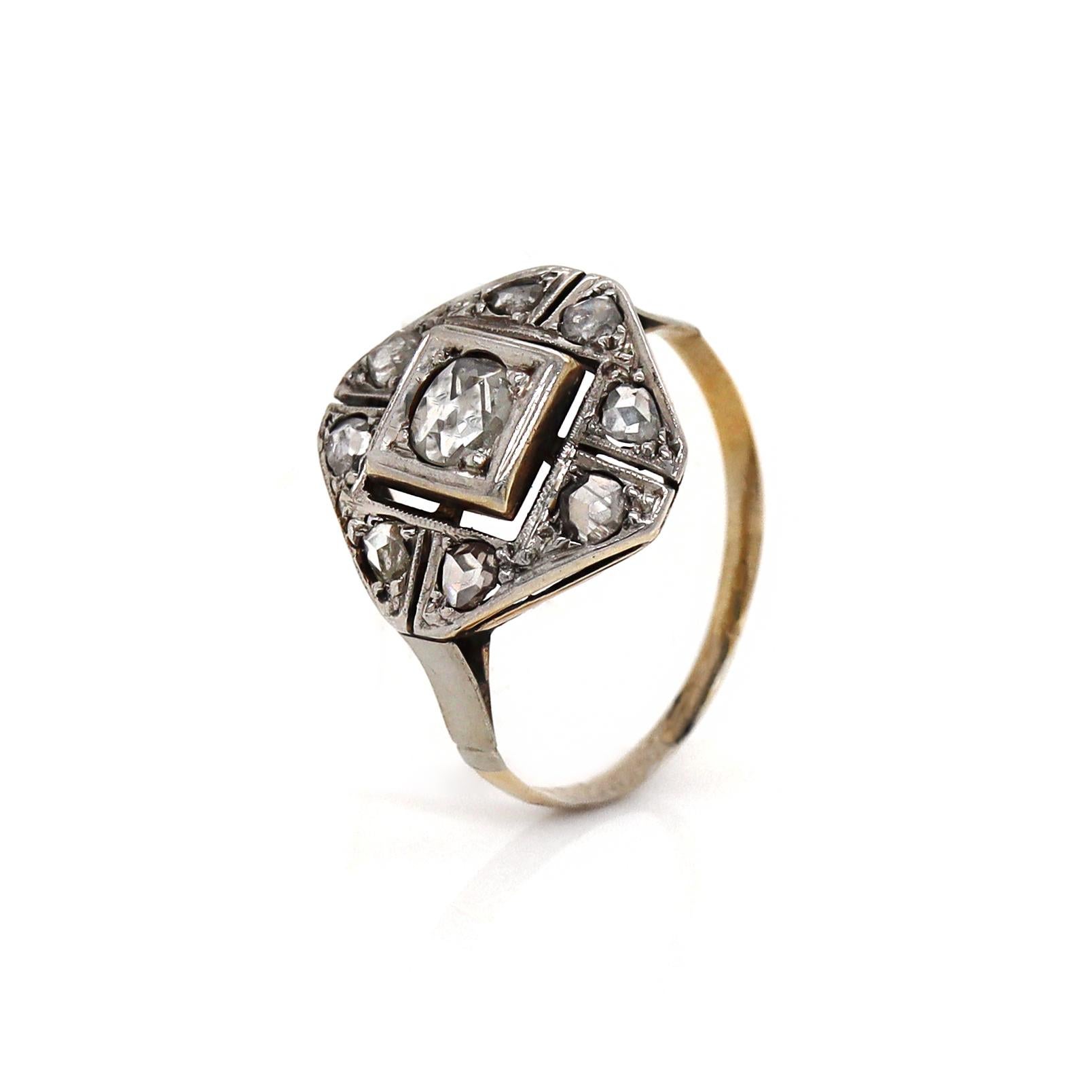Bague en or jaune et blanc 14 carats avec diamants taille rose

Cette bague ancienne en diamant taillé en rose est un bijou étonnant qui allie la chaleur de l'or jaune à l'élégance de l'or blanc et à la beauté intemporelle des diamants taillés en