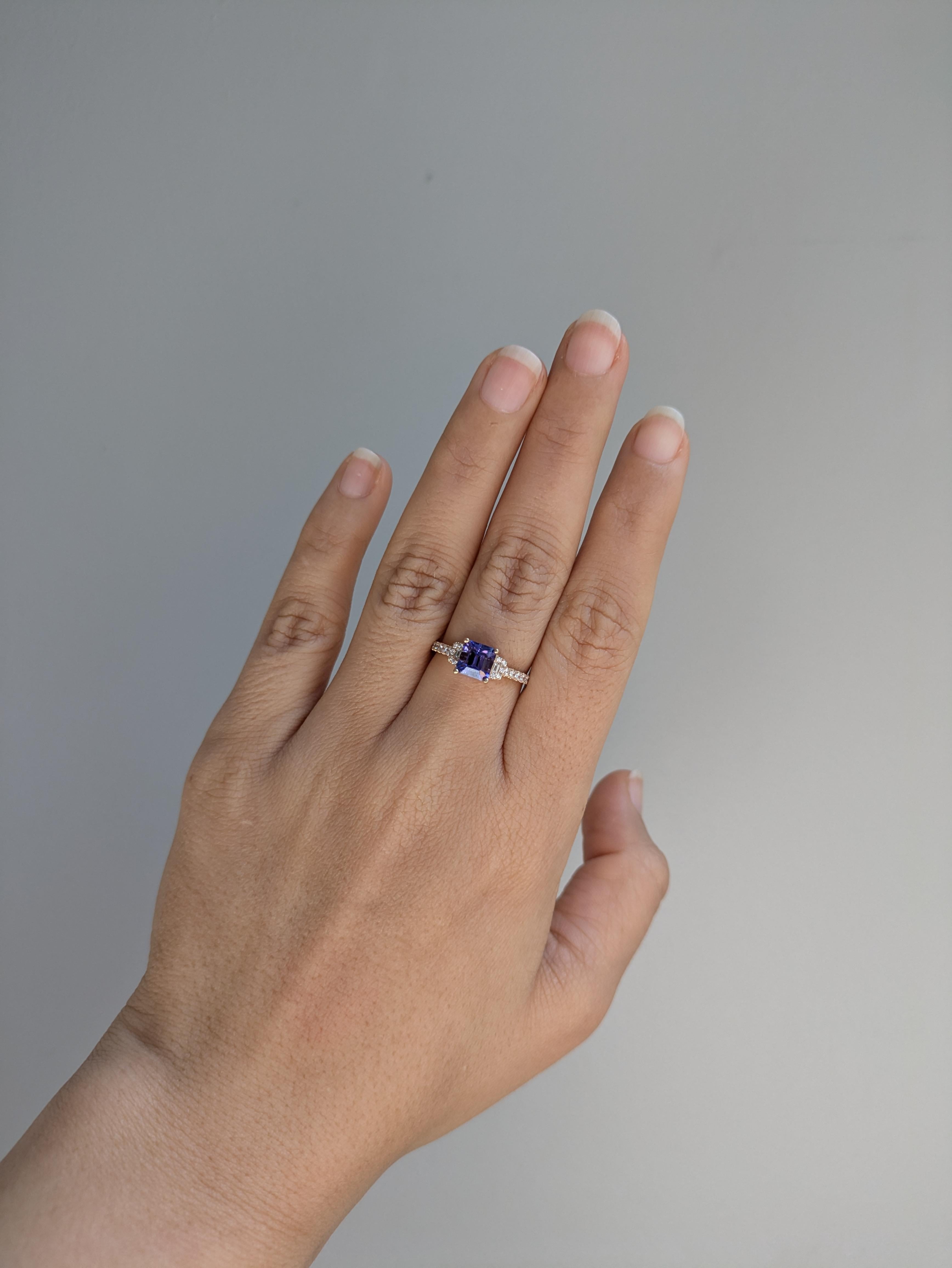 Une éblouissante Tanzanite taille Asscher de 1,4ct sertie dans de l'or massif 14k, associée à des diamants naturels pour une élégance intemporelle. Une pierre centrale vibrante de 6 mm offre une couleur saisissante et un luxe raffiné à chaque