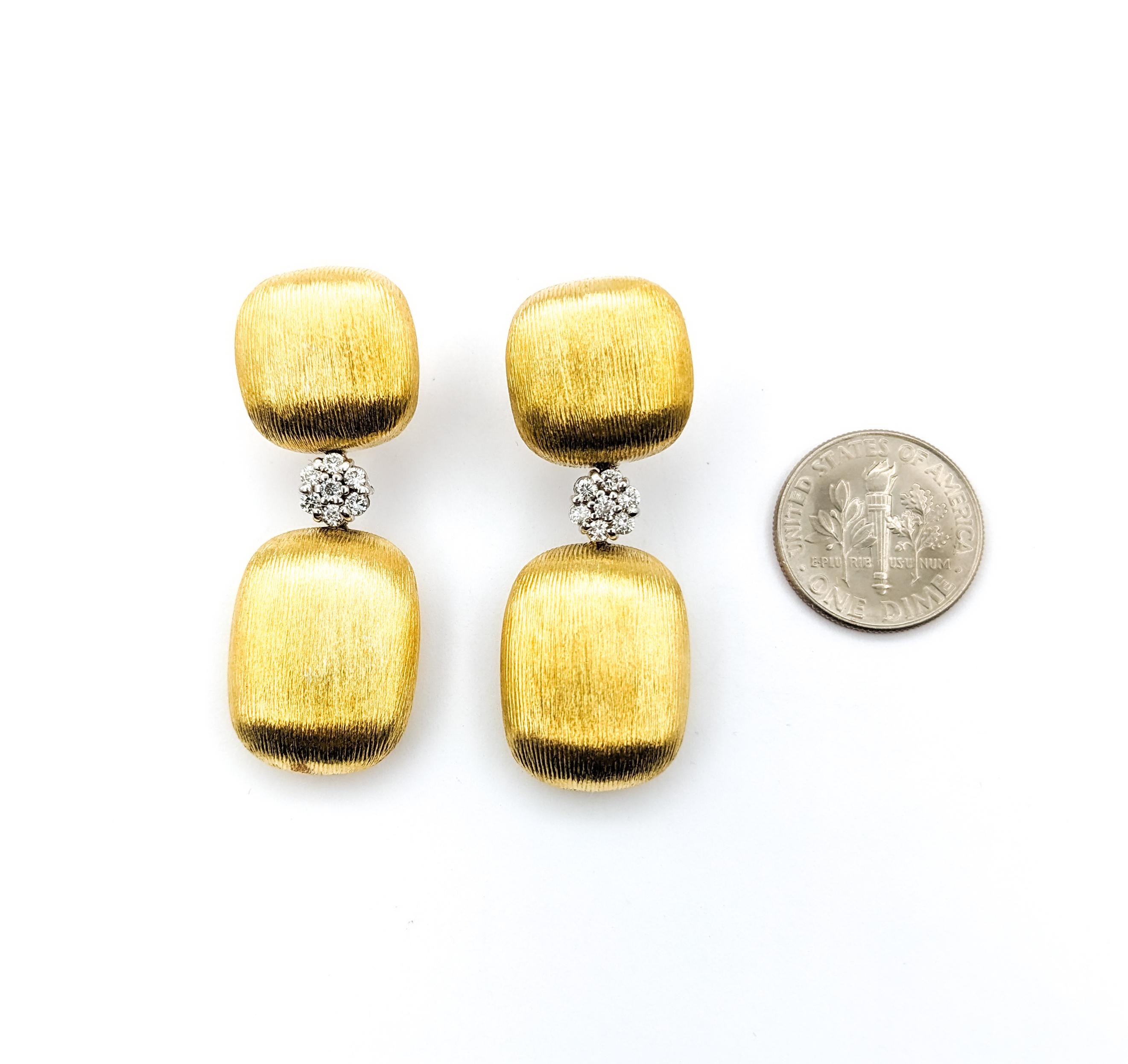 .14ctw Diamant-Baumel-Ohrringe in Gelbgold

Diese exquisiten, handgefertigten Ohrringe aus 18-karätigem Gelbgold sind mit runden, nahezu farblosen Diamanten von SI-Reinheit mit einem Gewicht von 0,14 ct geschmückt. Die von Hand geflornete Oberfläche