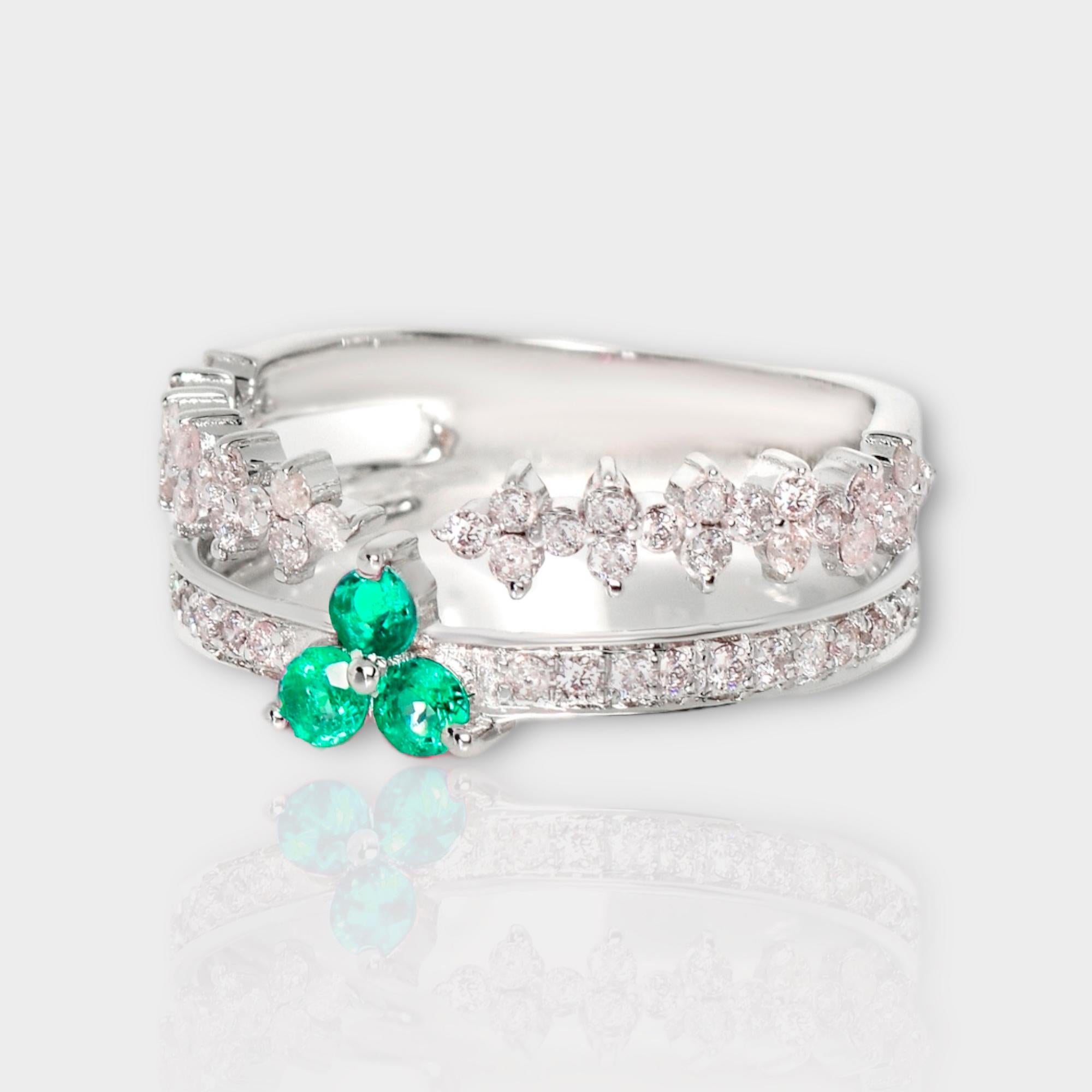 Round Cut IGI 14K 0.55 ct Natural Pink Diamonds&Emerald Vintage Engagement Ring For Sale