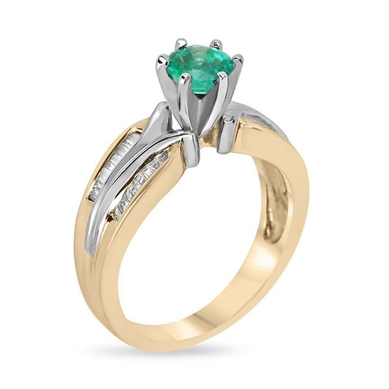Célébrez votre amour avec cette bague de fiançailles enchanteresse en émeraude et diamant. La pièce maîtresse de cette bague est une superbe émeraude de 0,55 carat de taille ronde, affichant une teinte verte vive, une clarté transparente et un éclat
