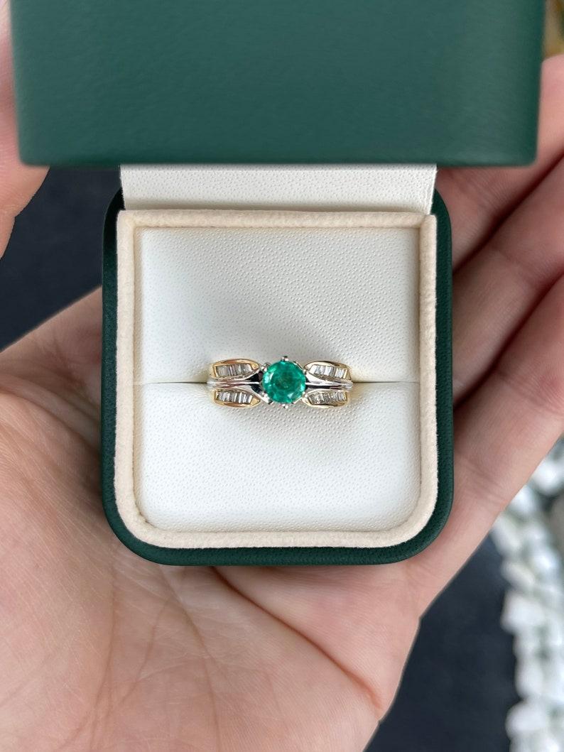 Moderne Bague de fiançailles en or bicolore 14 carats avec émeraude de Colombie 0,85 carat et diamants en vente