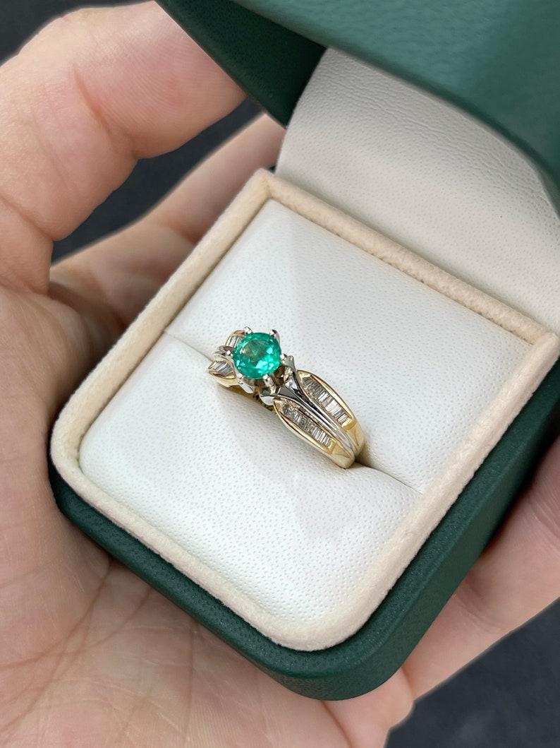 Taille émeraude Bague de fiançailles en or bicolore 14 carats avec émeraude de Colombie 0,85 carat et diamants en vente