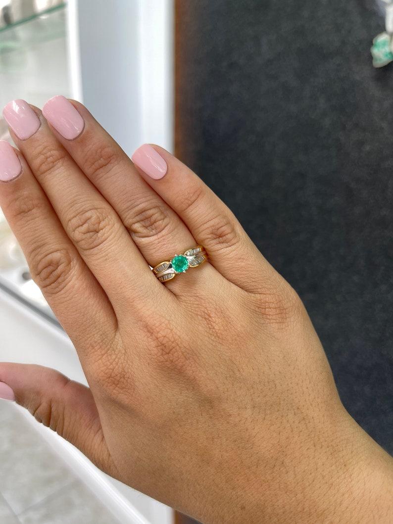 Bague de fiançailles en or bicolore 14 carats avec émeraude de Colombie 0,85 carat et diamants Pour femmes en vente