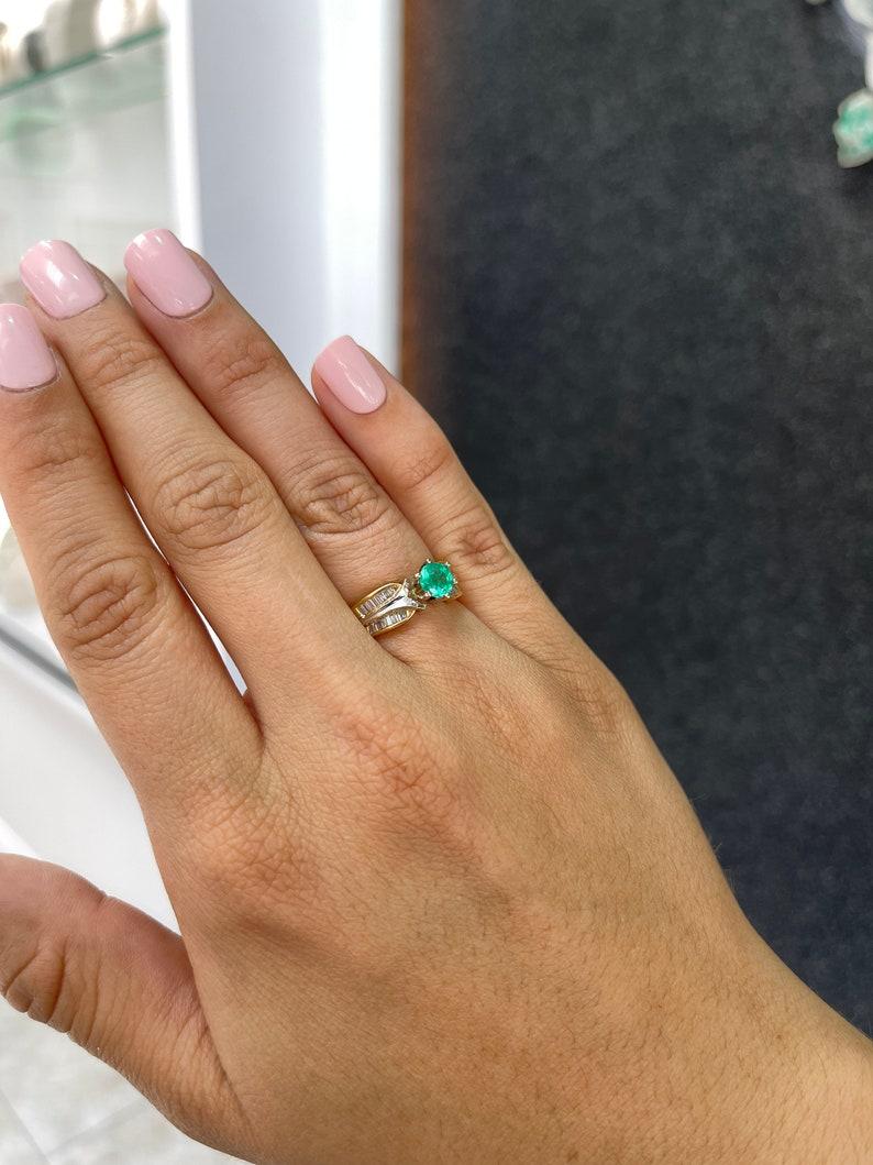 Bague de fiançailles en or bicolore 14 carats avec émeraude de Colombie 0,85 carat et diamants en vente 1