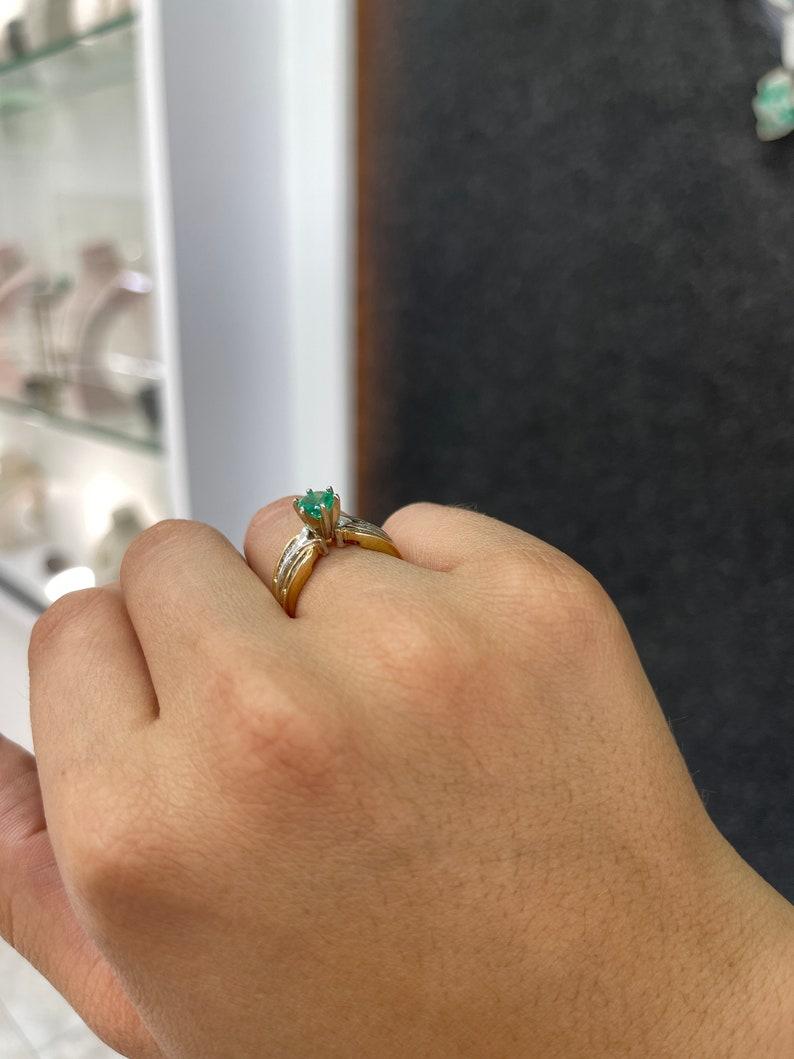 Bague de fiançailles en or bicolore 14 carats avec émeraude de Colombie 0,85 carat et diamants en vente 2
