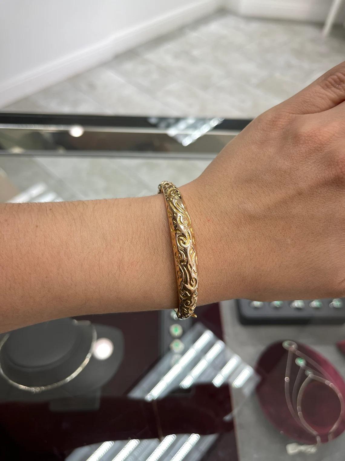 Una pulsera brazalete de oro amarillo de 14 quilates, con cúpula florentina y ajuste cómodo clásico. Pesa 12.5 gramos en oro, y se ajusta a una muñeca x.

Estilo de pulsera: Brazalete
Pureza del metal: Oro amarillo de 14 quilates
Oro Peso: 12,5