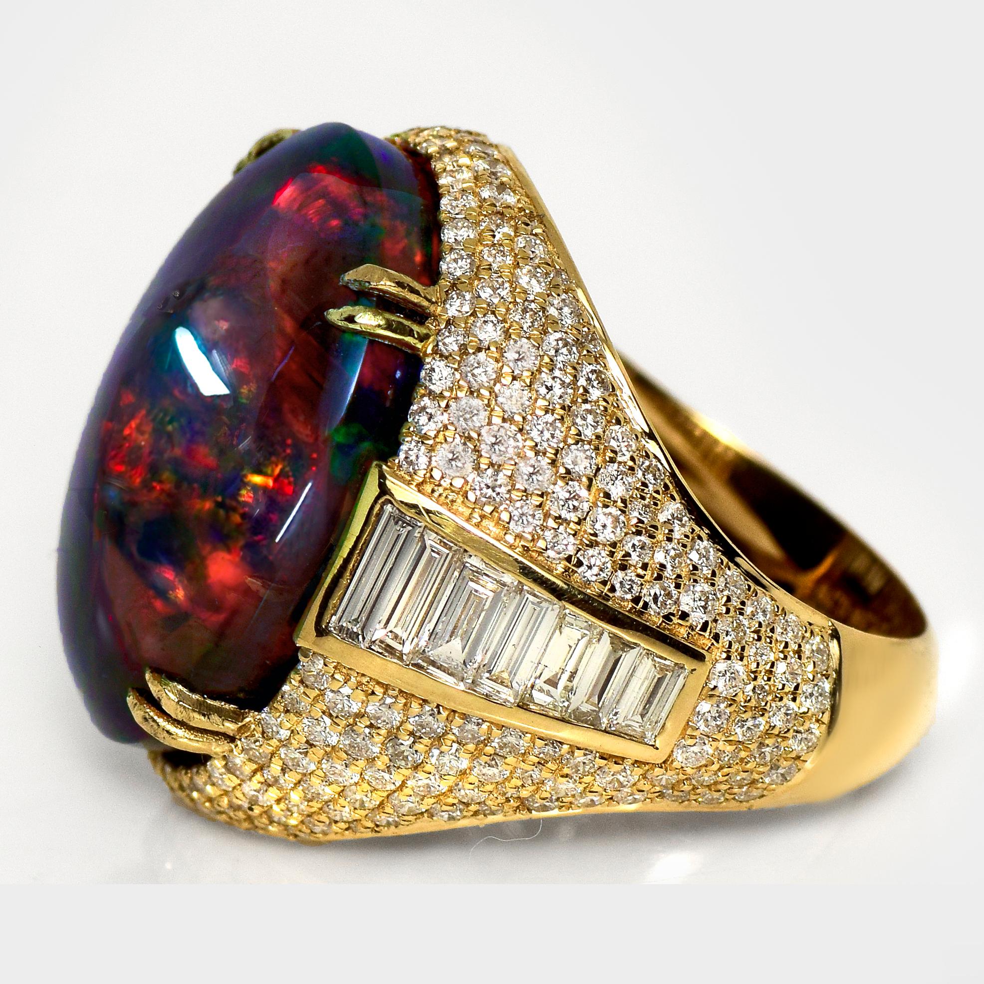 14K 11.93ct  Natürliche Farben spielender schwarzer Opal-Diamanten-Cocktailring (Cabochon) im Angebot