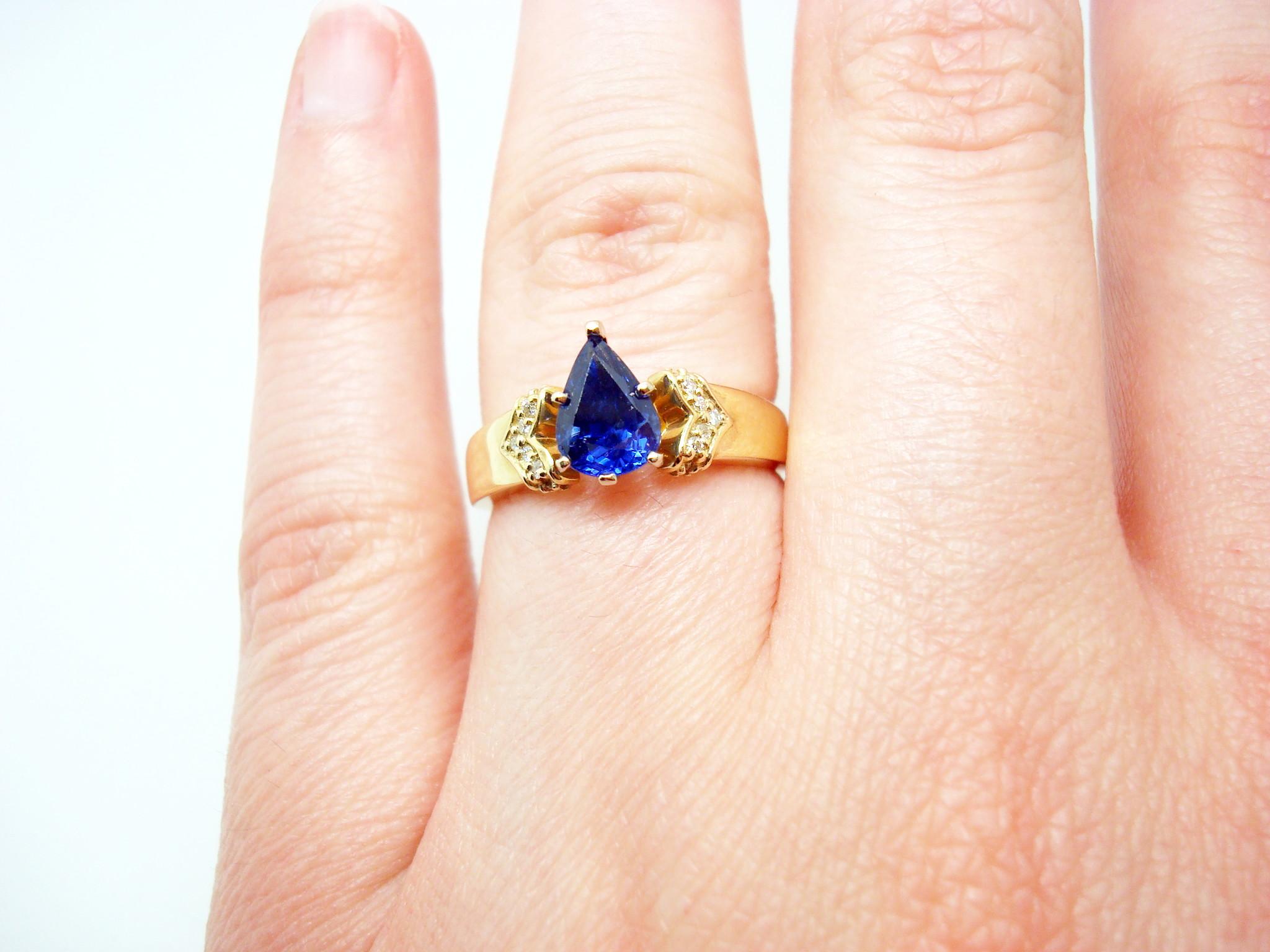 14K 1.28ct Royal Blue Pear Sapphire Ring In Excellent Condition For Sale In Big Bend, WI